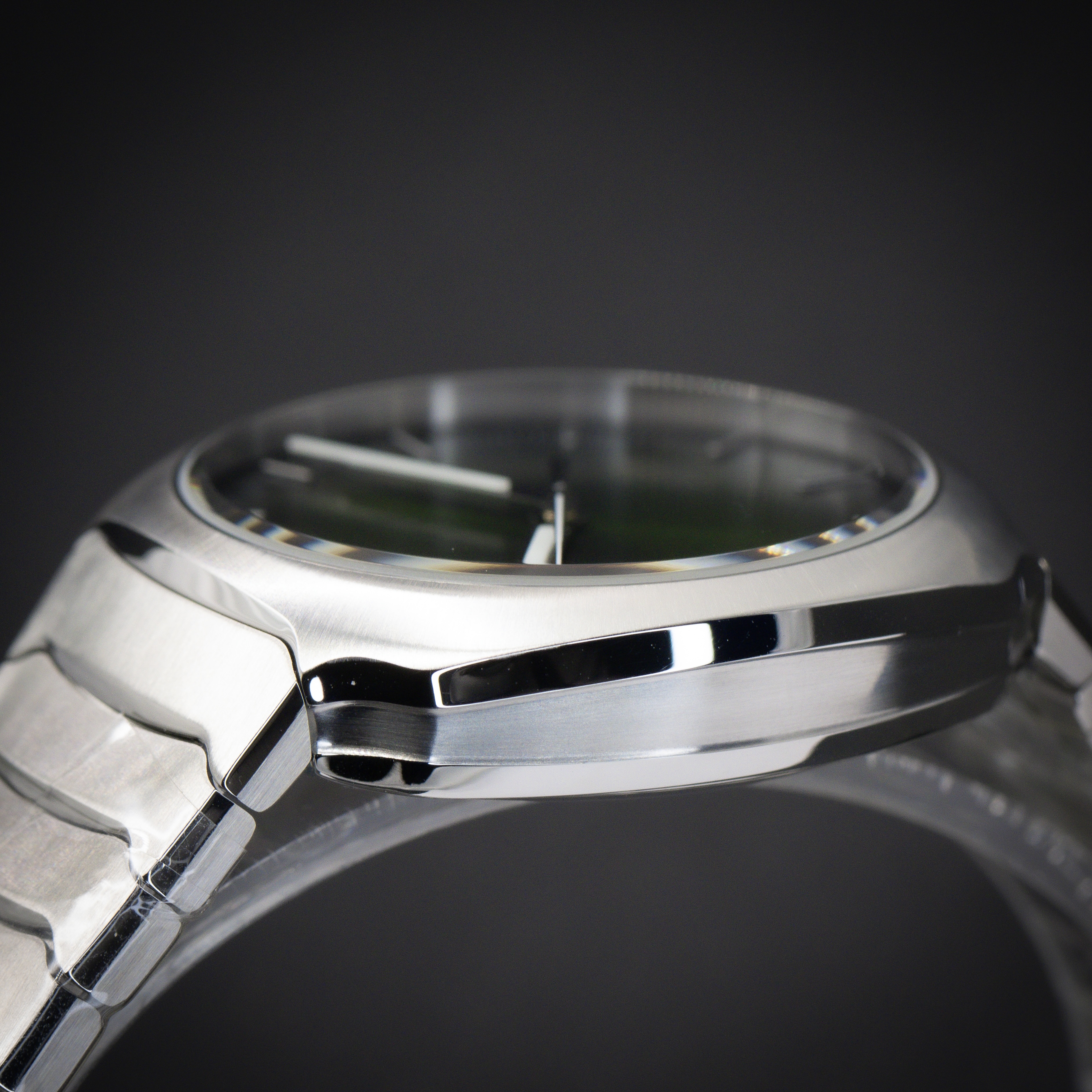 H. Moser and Cie Streamliner 6201-1200 Thumbnail 3