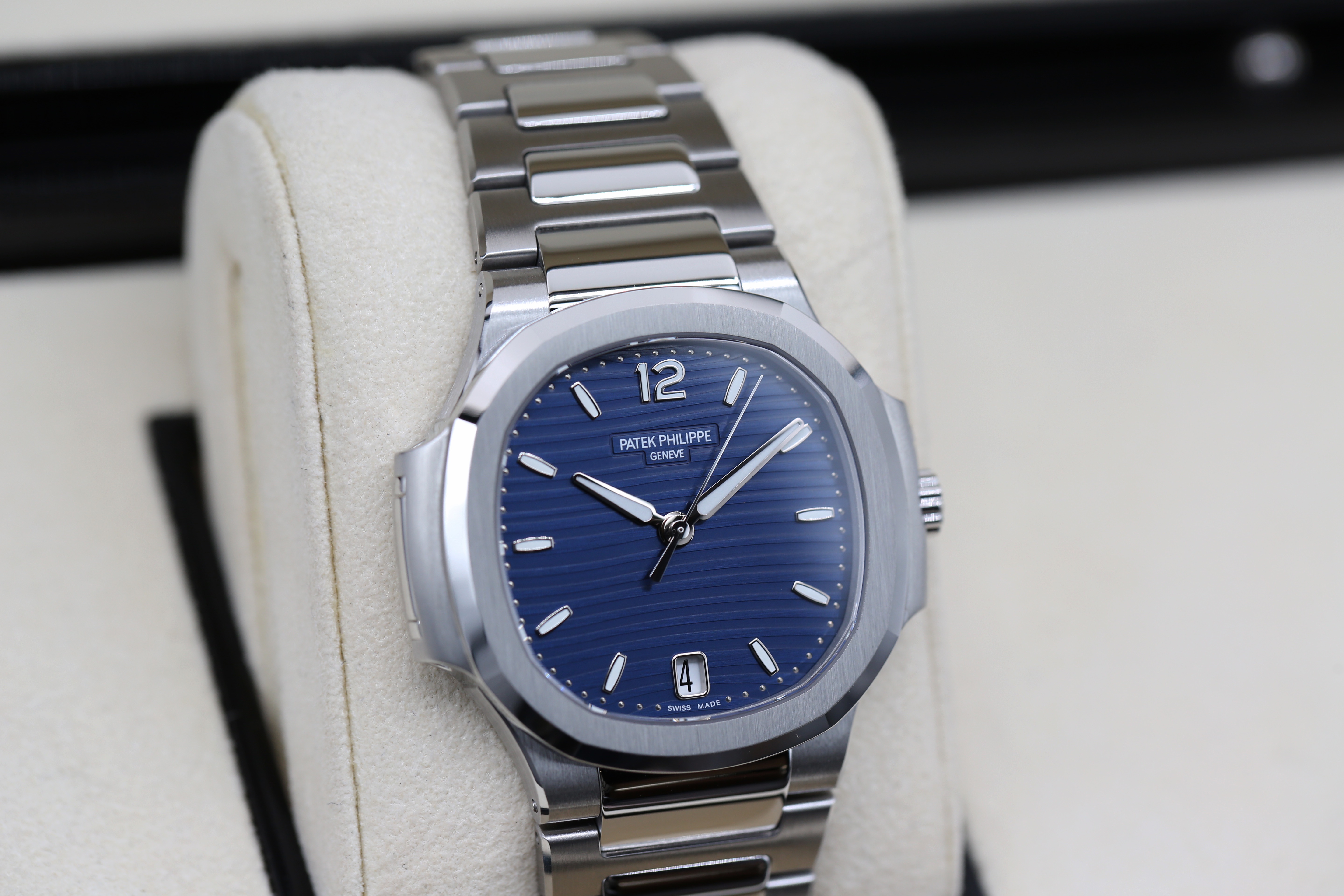 Patek Philippe Nautilus 7118/1A-001 Thumbnail 2