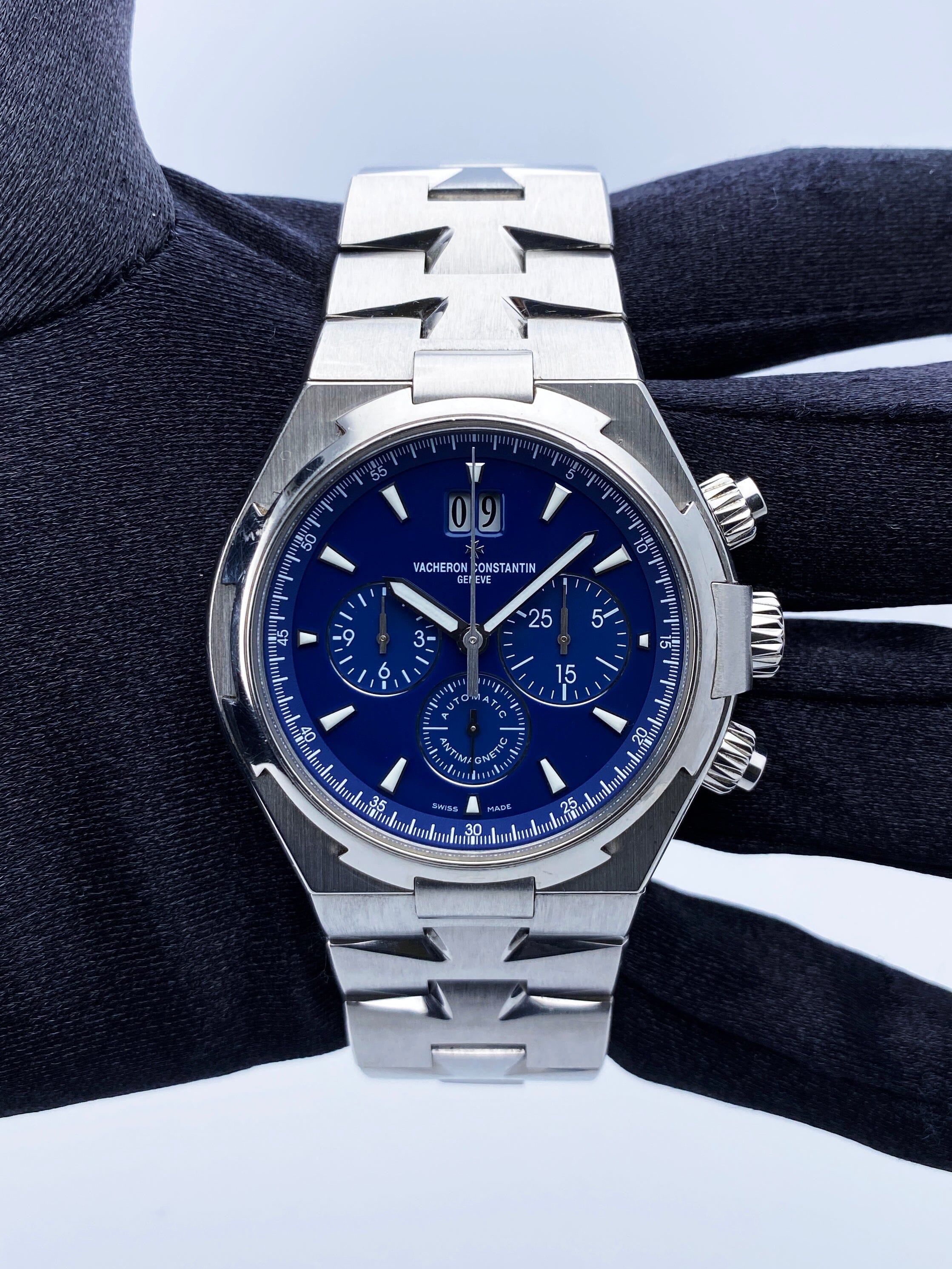 Vacheron Constantin Overseas 49150/B01A-9745 Thumbnail 3