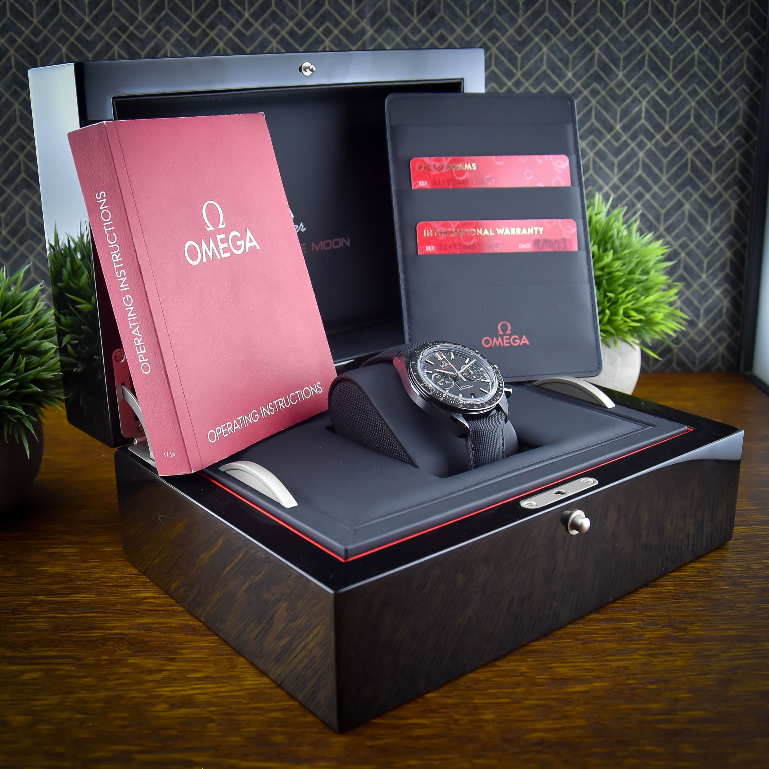Omega Speedmaster Dark Side of the Moon 311.92.44.51.01.007 Thumbnail 6