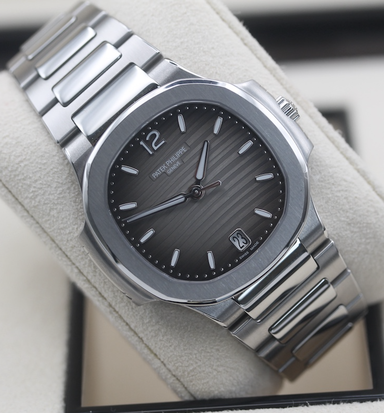 Patek Philippe Nautilus 7118/1A-011 Thumbnail 5
