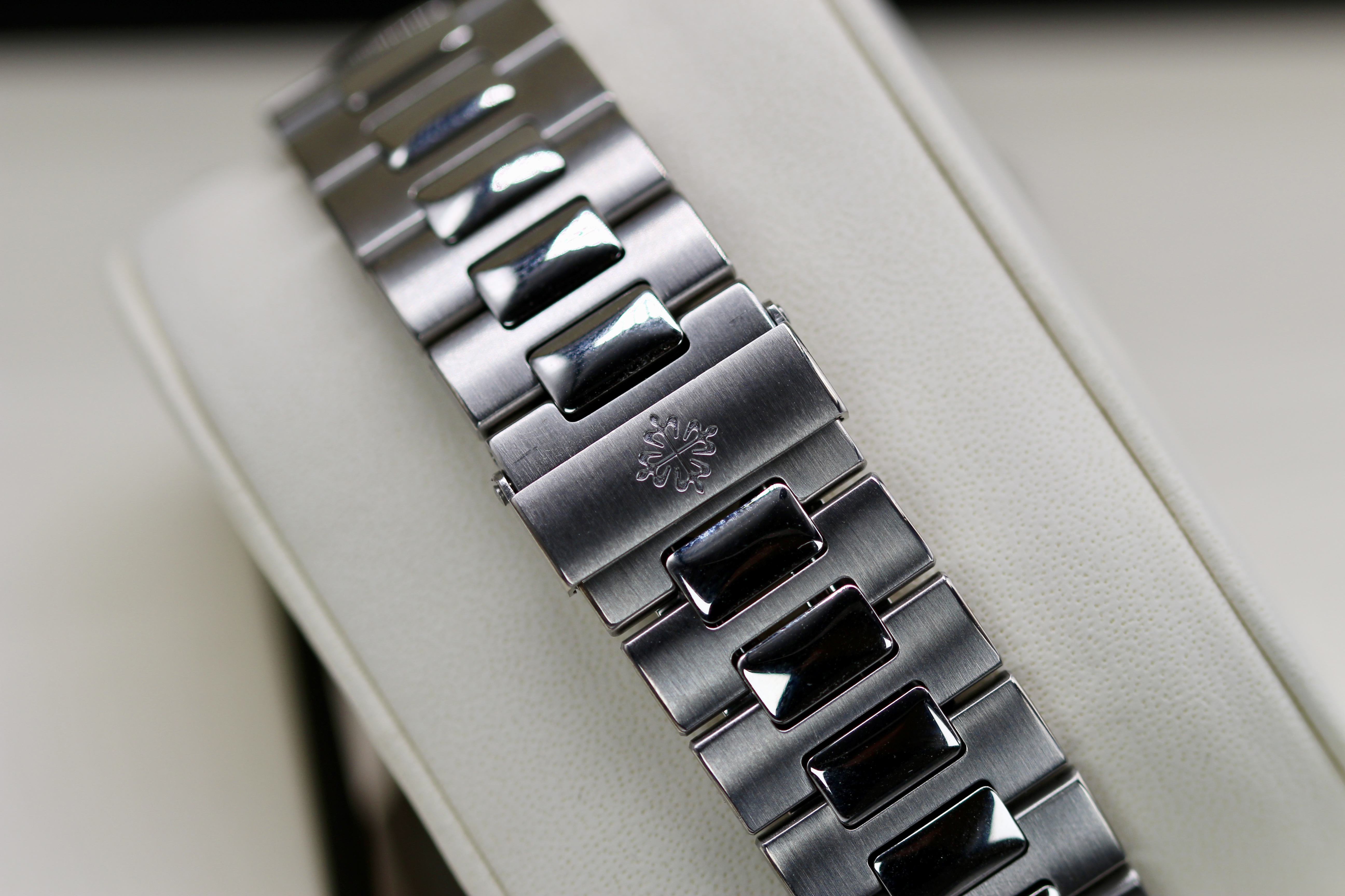 Patek Philippe Nautilus 5712/1A-001 Thumbnail 4