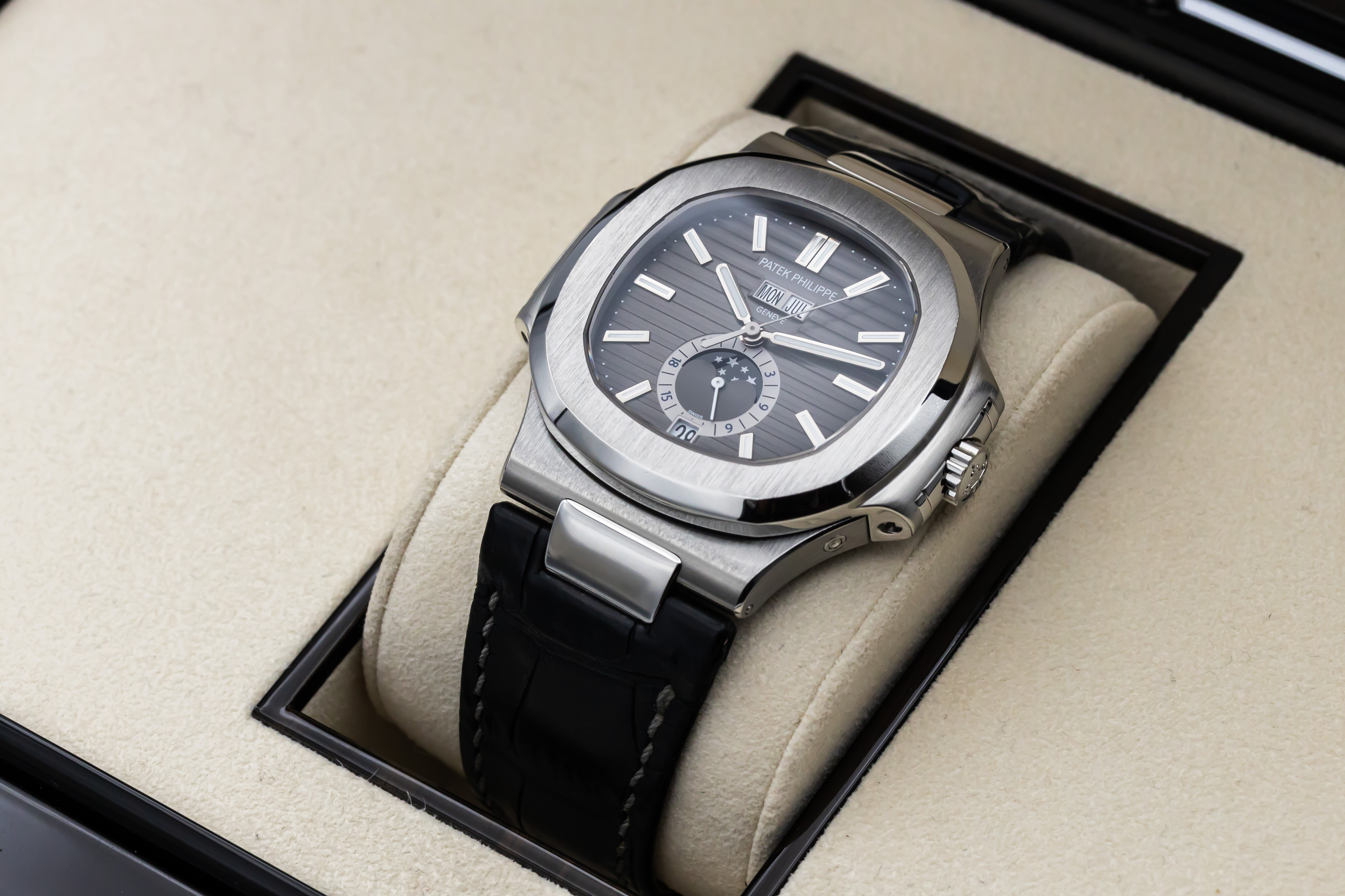 Patek Philippe Nautilus 5726A-001 Thumbnail 5