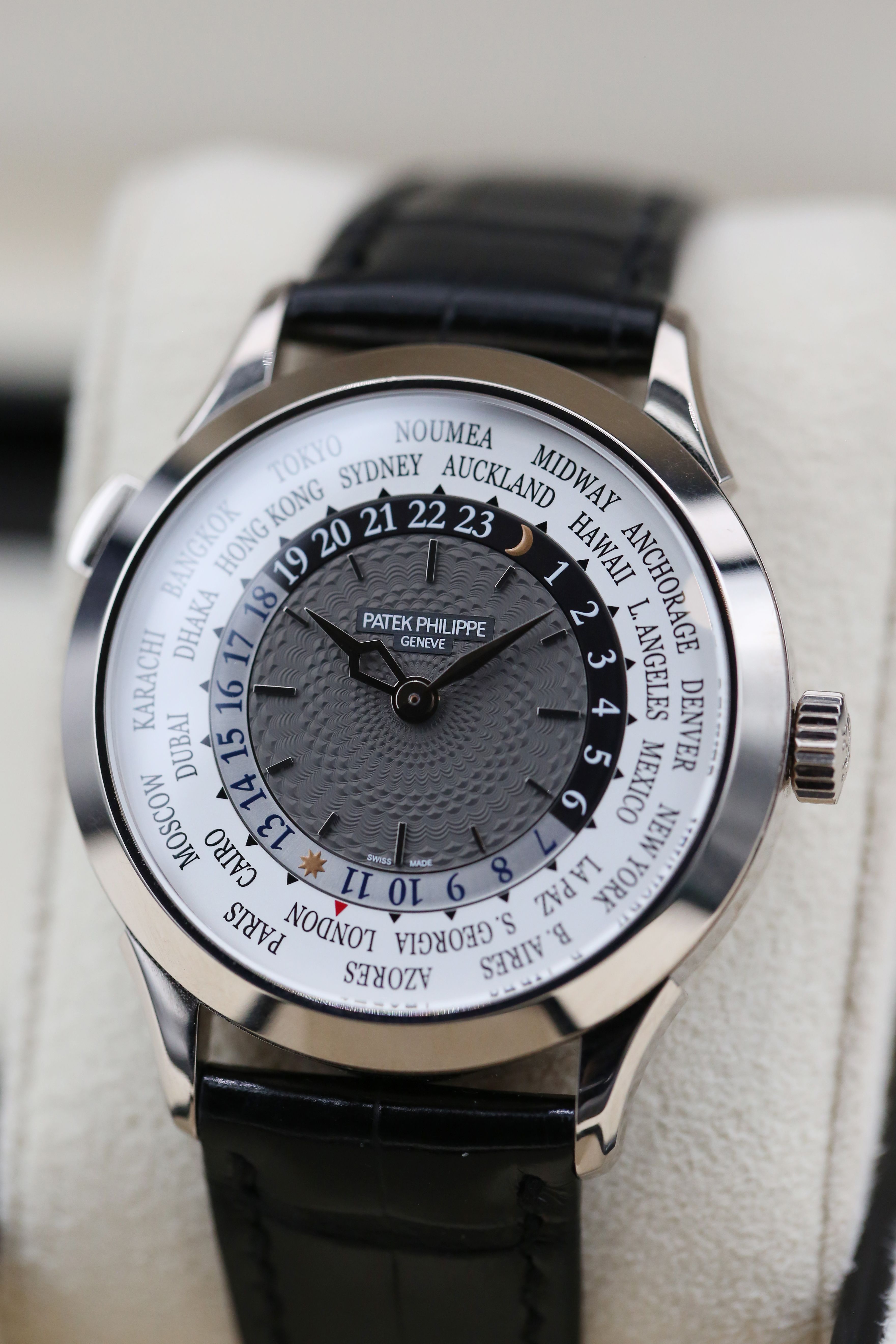 Patek Philippe World Time 5230G-001 Thumbnail 2