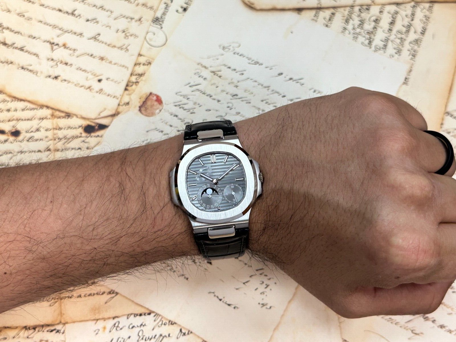 Patek Philippe Nautilus 5712G-001 Thumbnail 4