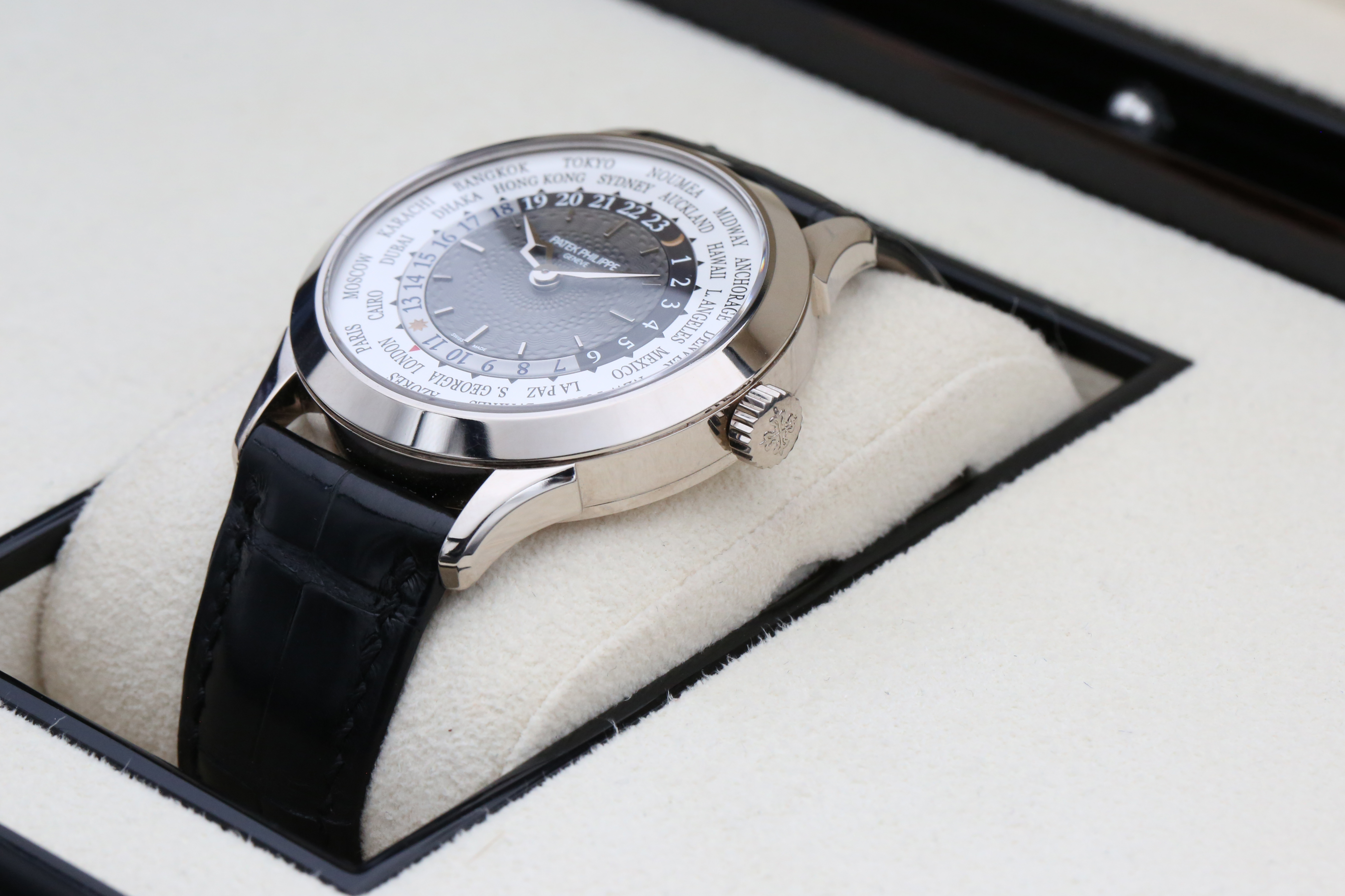 Patek Philippe World Time 5230G-001 Thumbnail 4