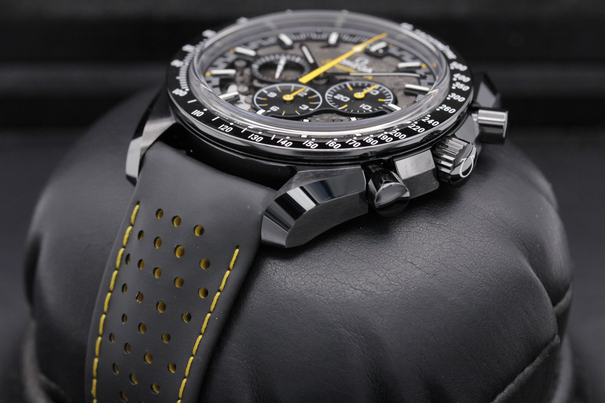 Omega Speedmaster Dark Side of the Moon 310.92.44.50.01.001 Thumbnail 2