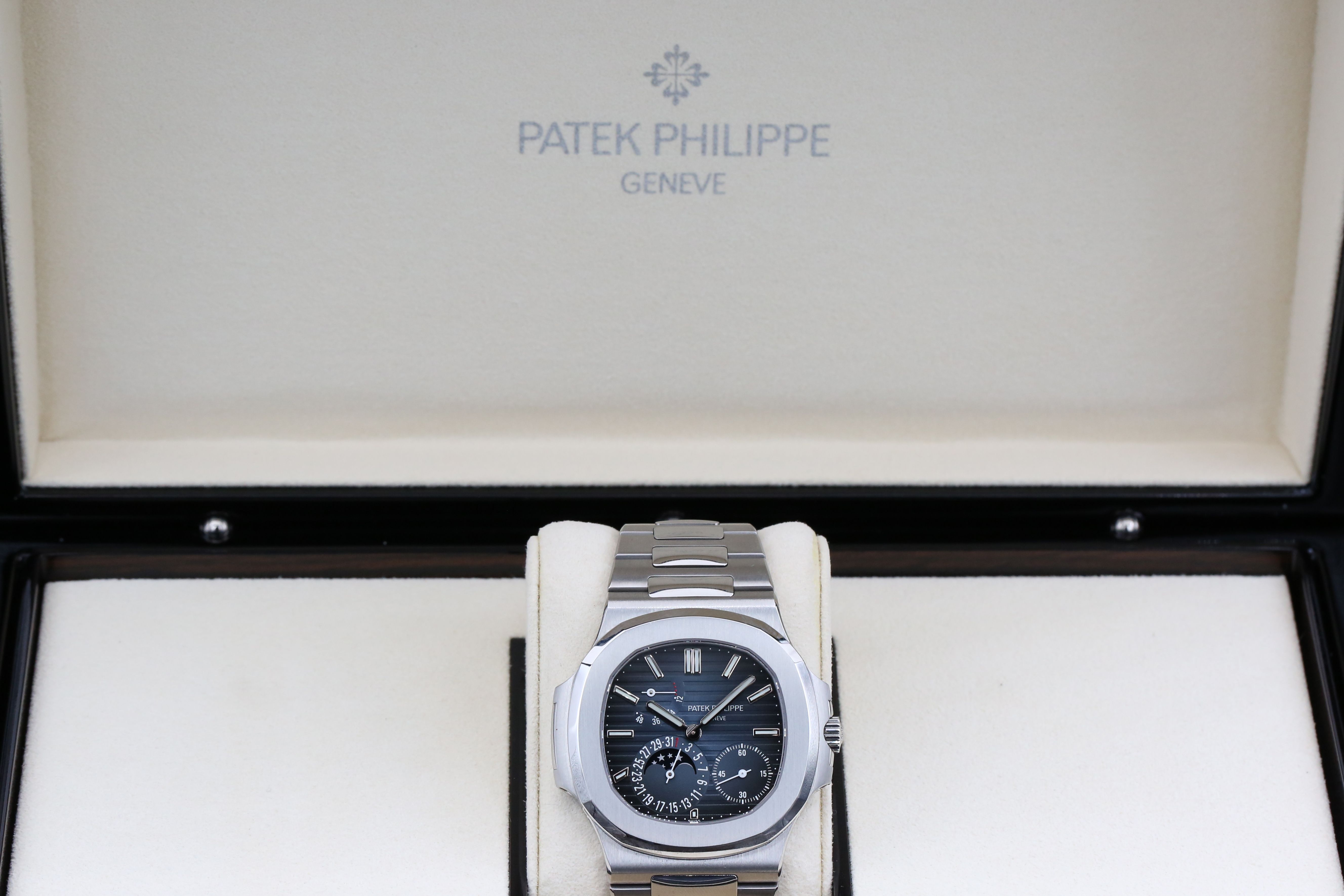 Patek Philippe Nautilus 5712/1A-001 Thumbnail 4