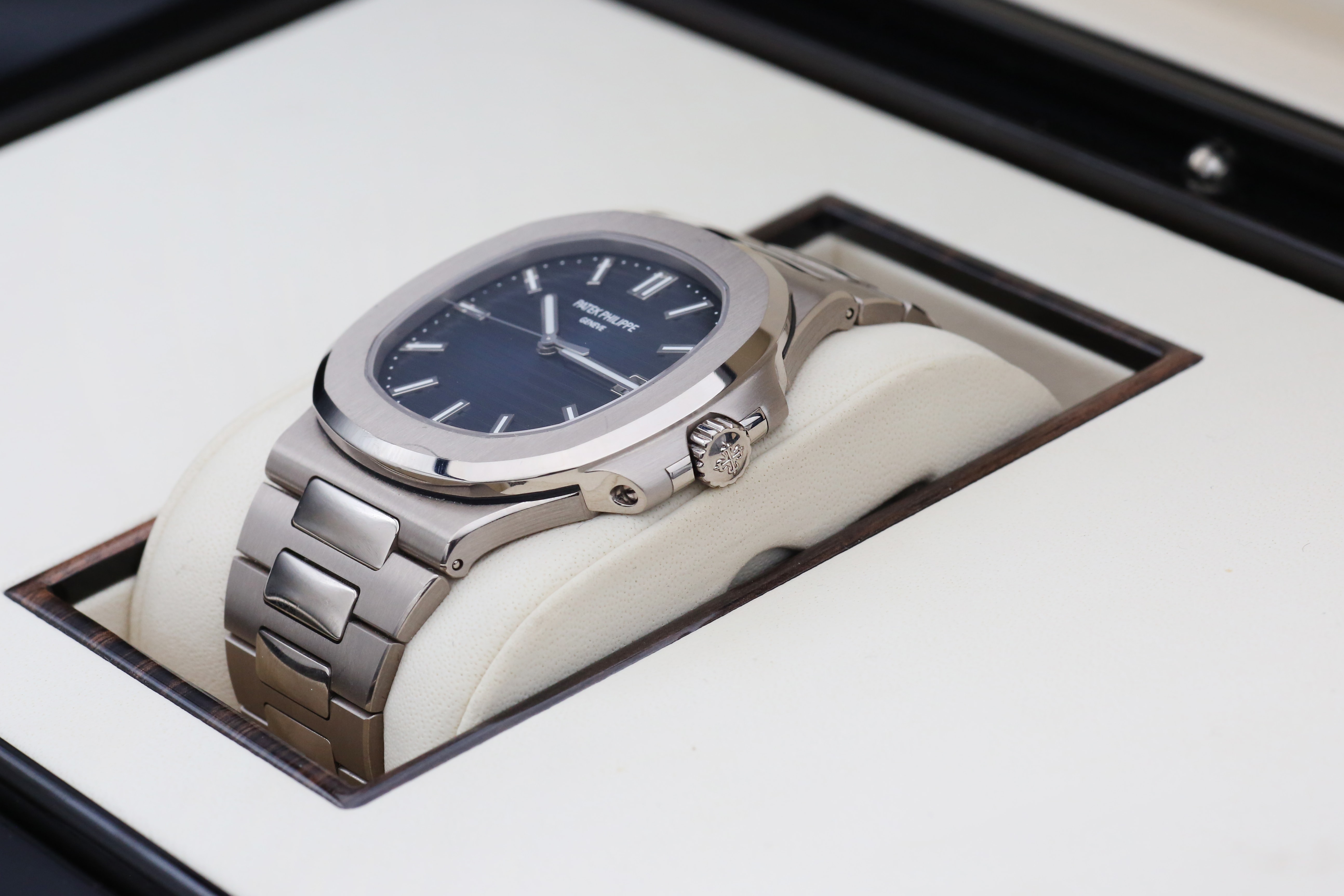 Patek Philippe Nautilus 5811/1G-001 Thumbnail 2