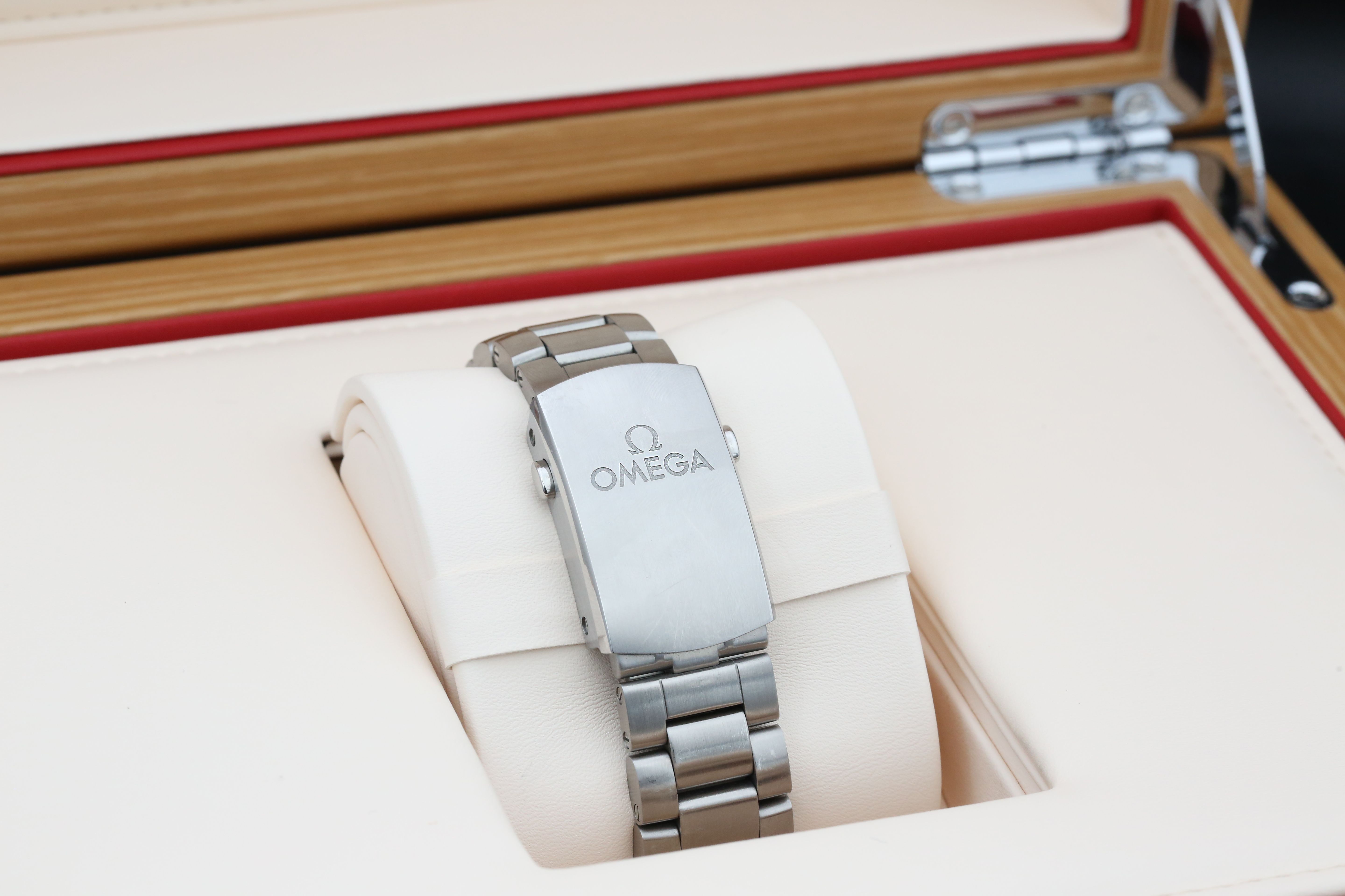 Omega Planet Ocean 215.30.40.20.03.002 Thumbnail 3