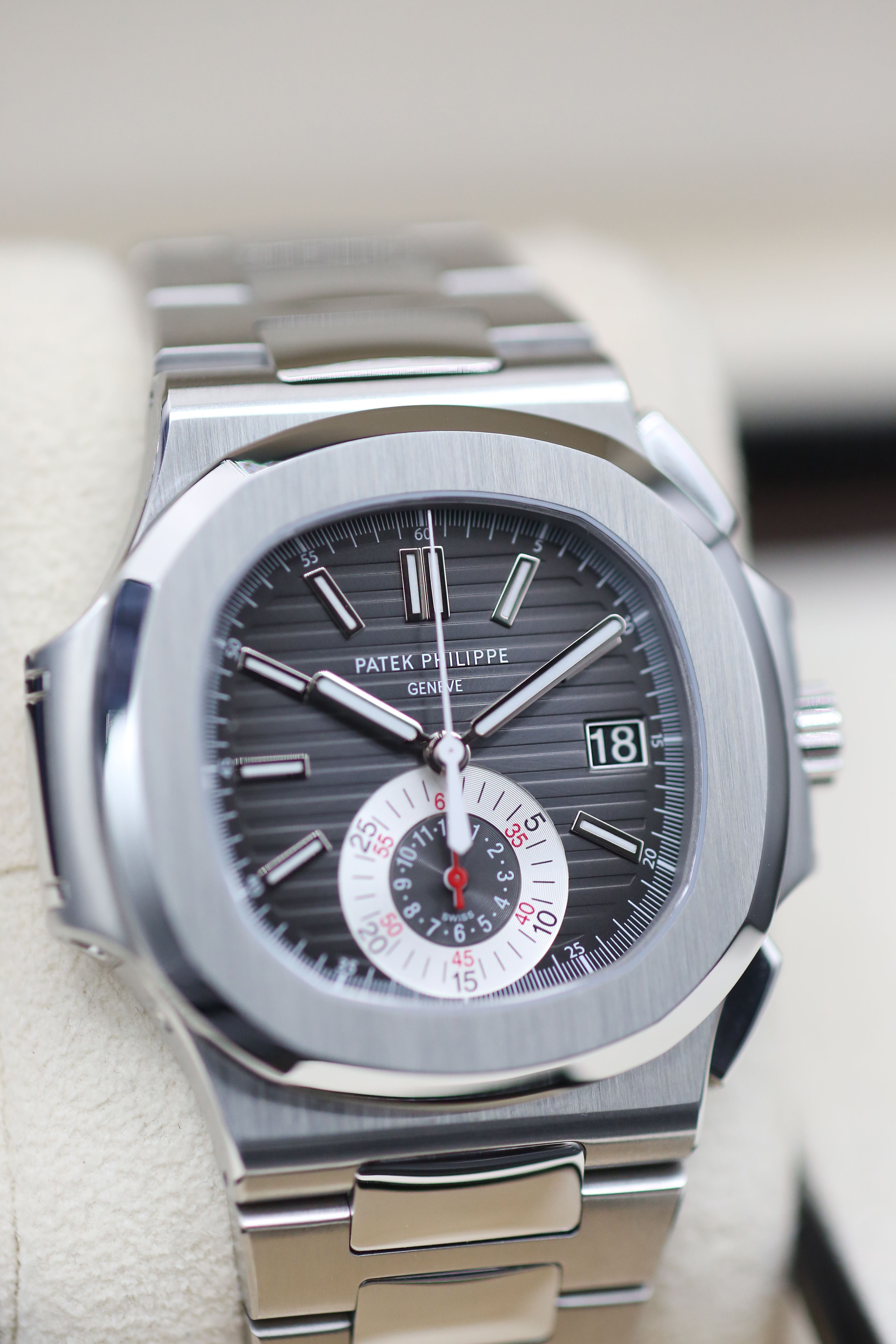 Patek Philippe Nautilus 5980/1A-014 Thumbnail 2