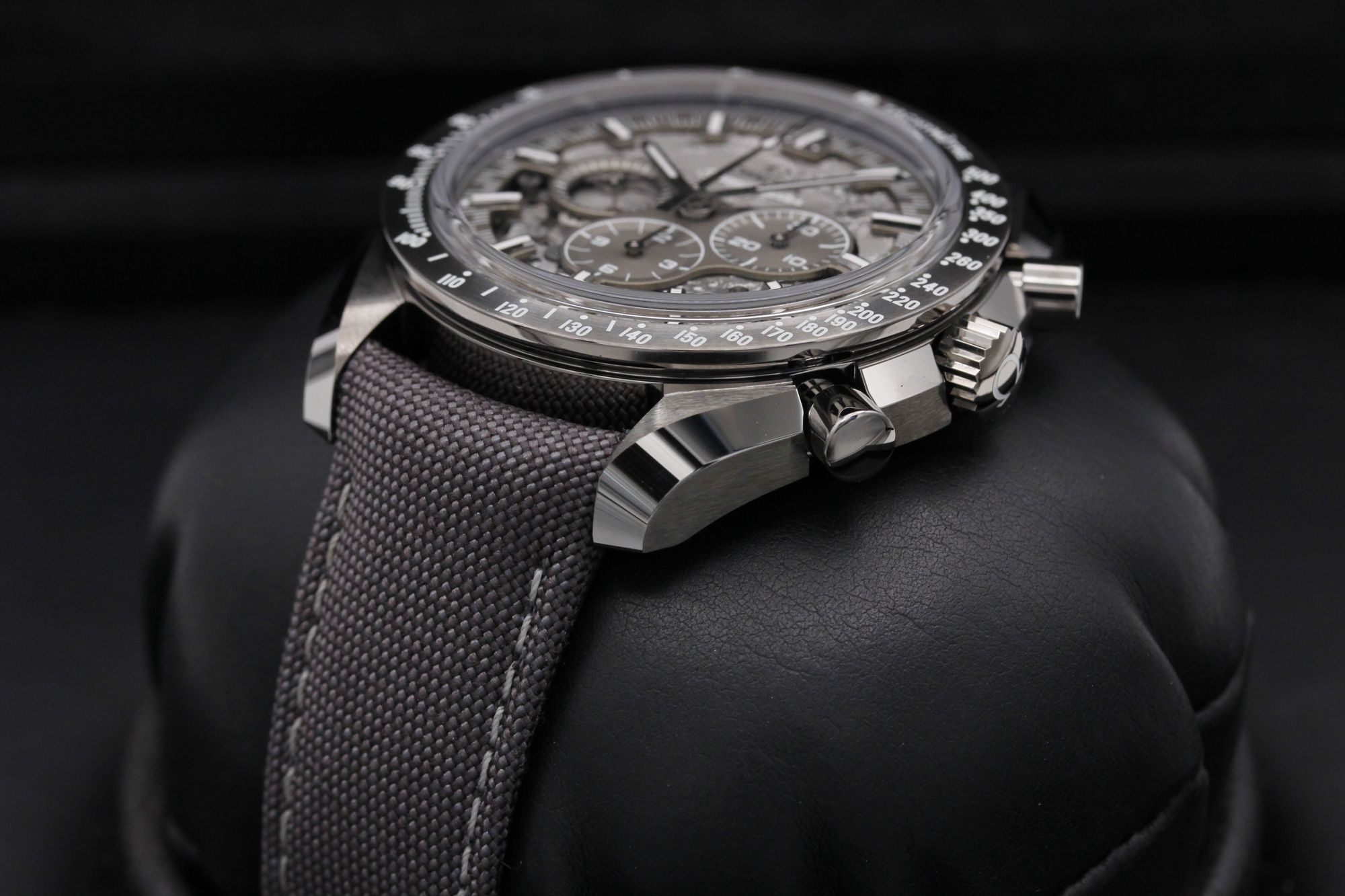Omega Speedmaster Dark Side of the Moon 310.92.44.50.06.002 Thumbnail 2