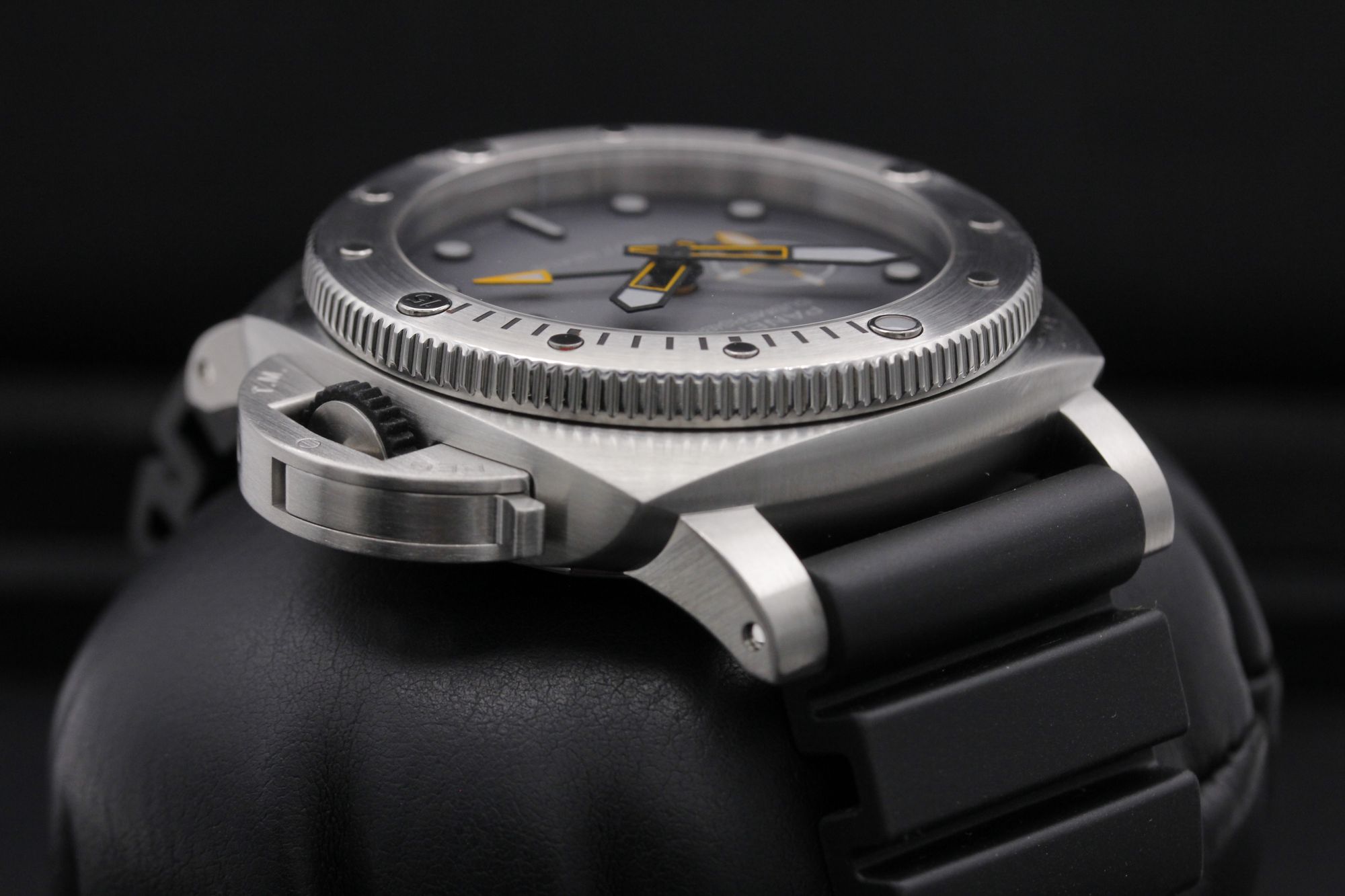 Panerai Submersible PAM01323 Thumbnail 4
