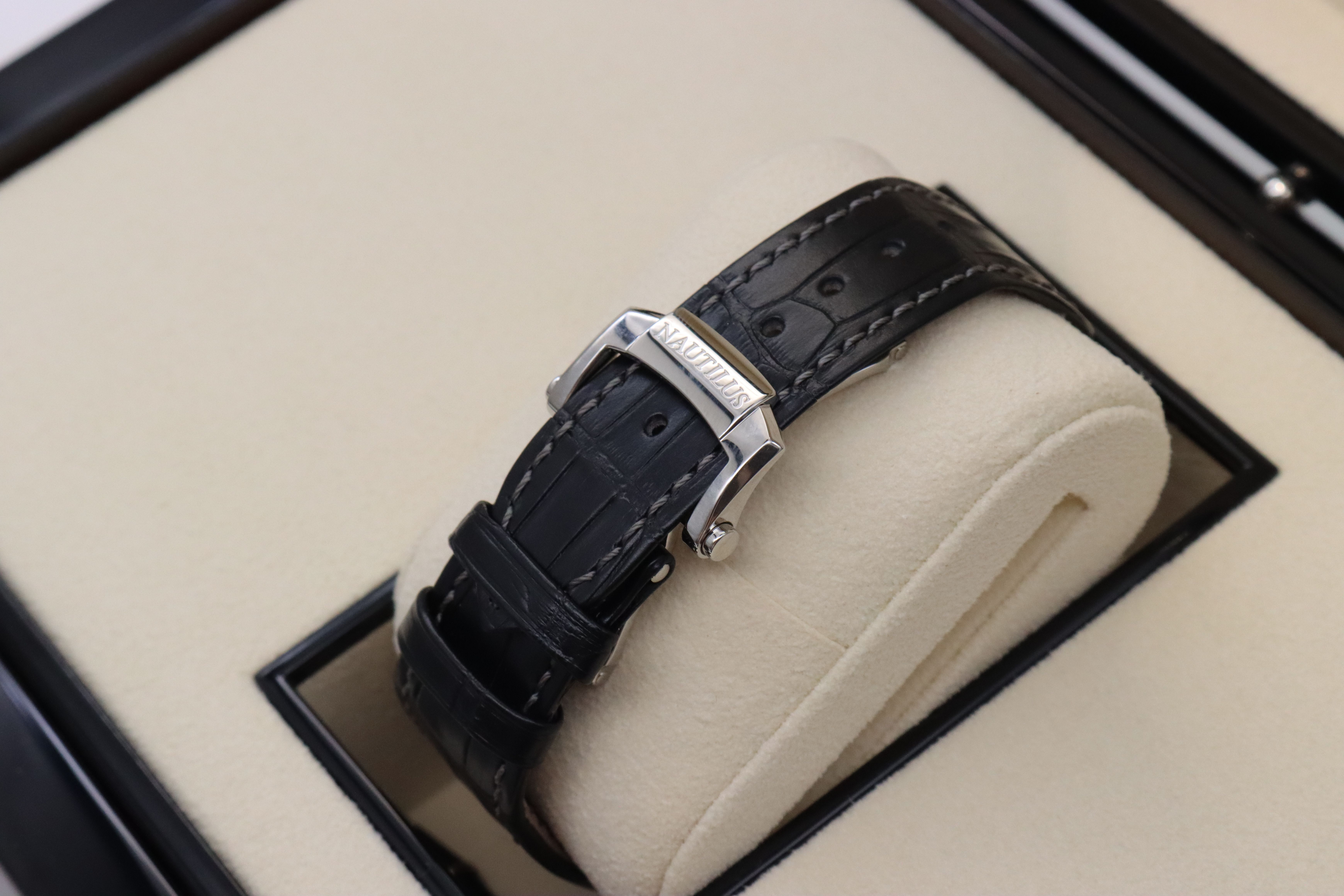 Patek Philippe Nautilus 5726A-001 Thumbnail 3