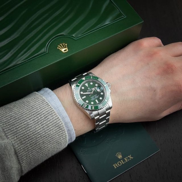 Wrist Rolex 116610 Green Rolex Submariner Hulk Green Dial Bracelet
