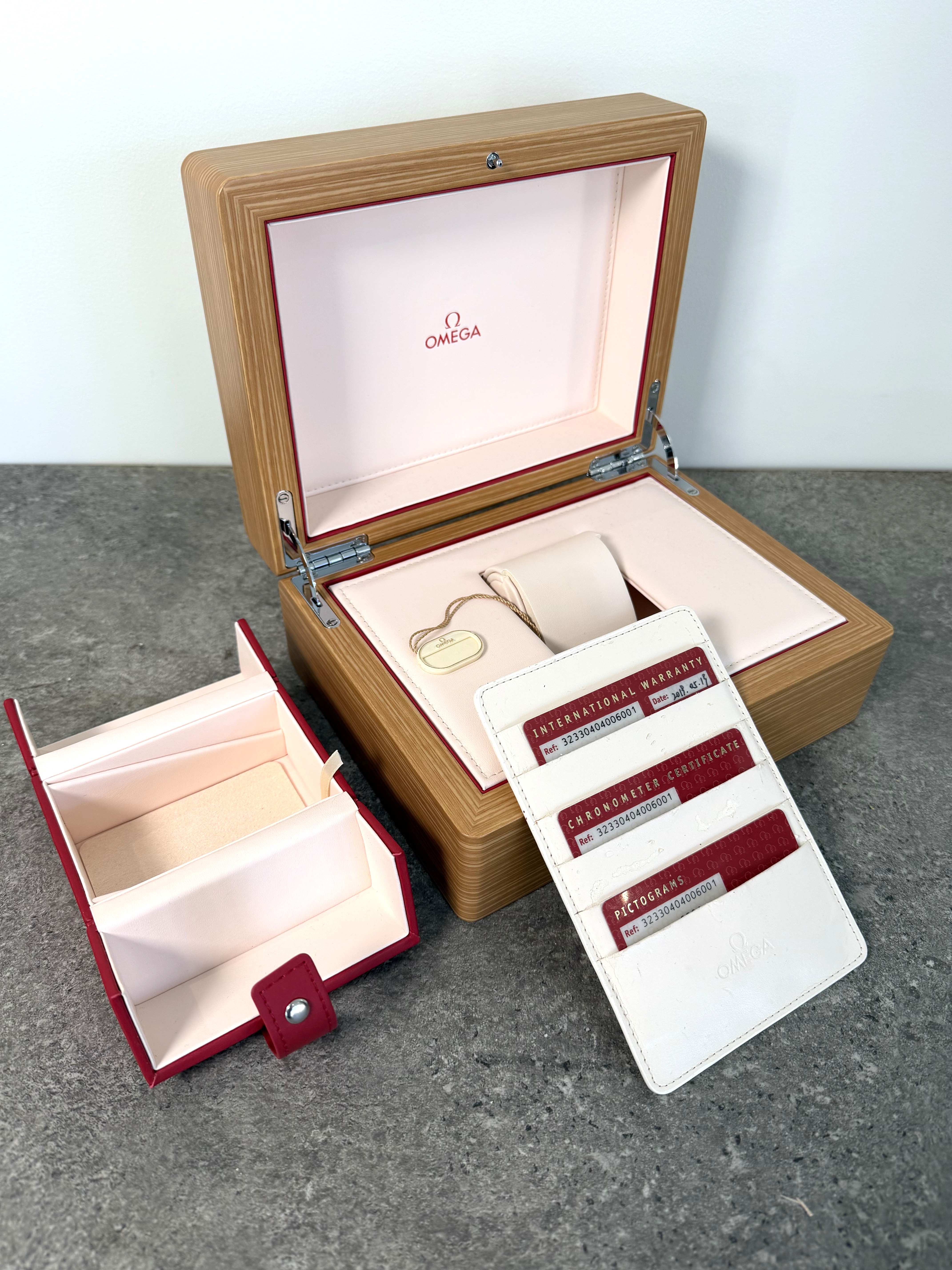 Omega Speedmaster Date 323.30.40.40.06.001 Thumbnail 6