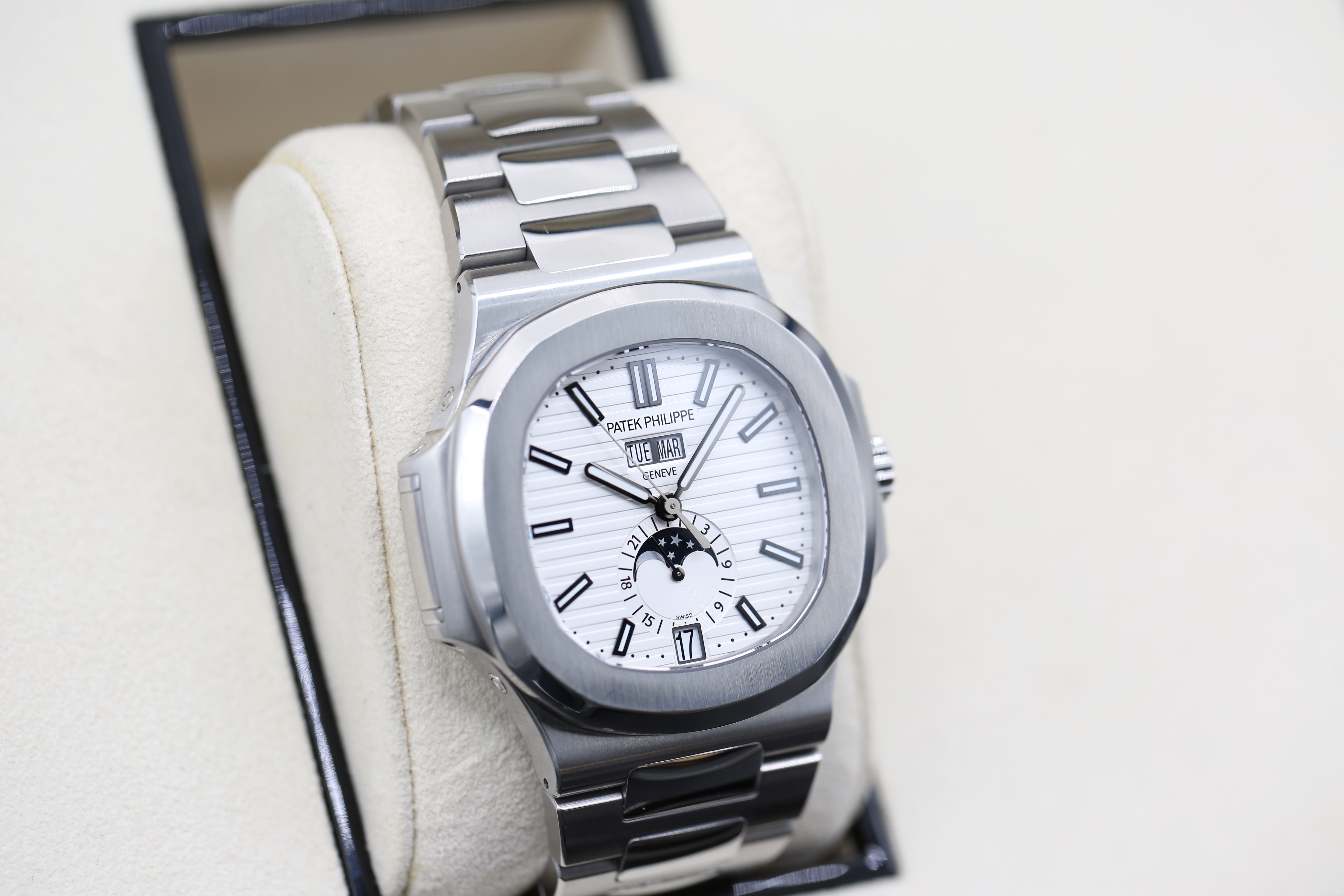 Patek Philippe Nautilus 5726/1A-010 Thumbnail 2