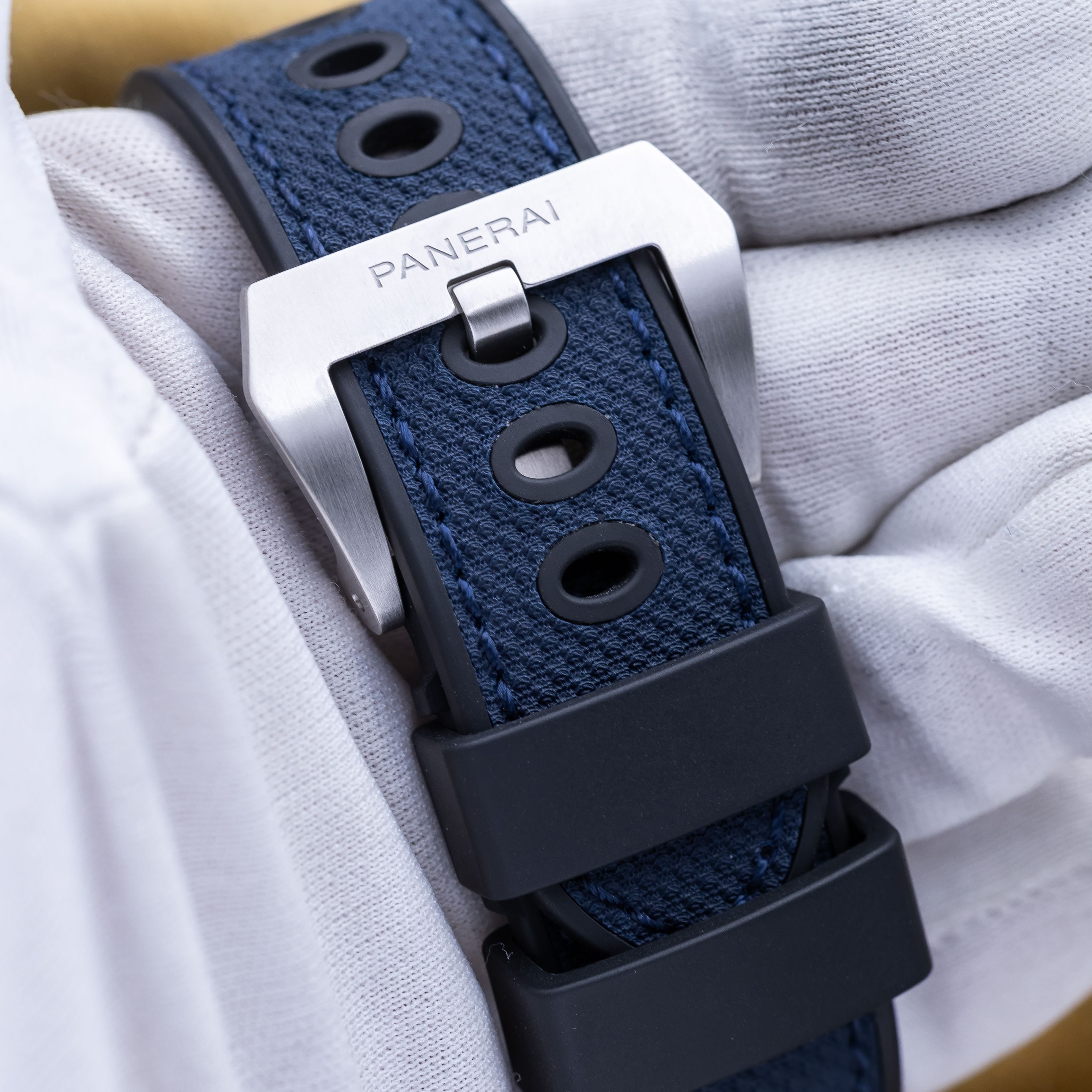 Panerai Luminor Luna Rossa PAM01303 Thumbnail 3