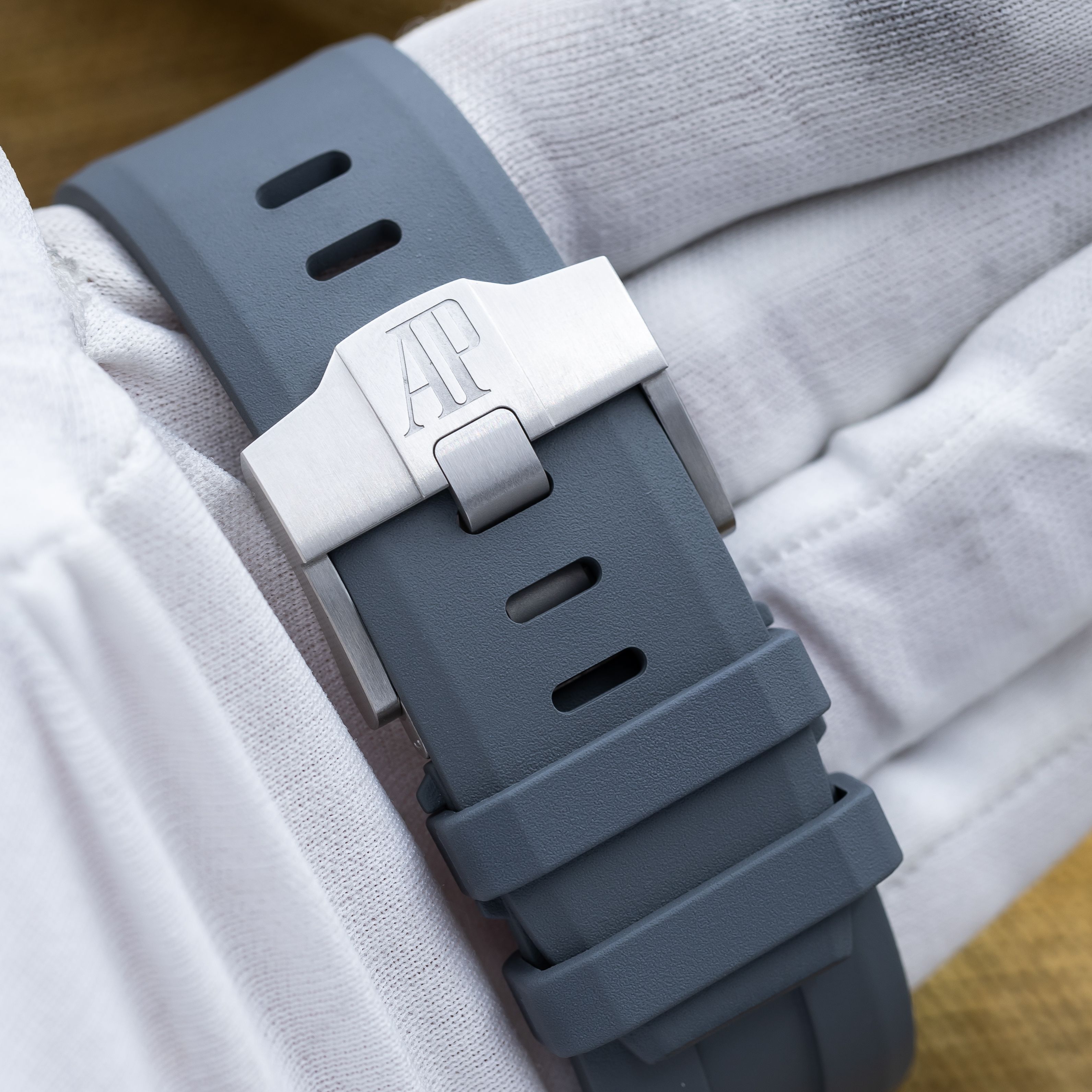 Audemars Piguet Royal Oak Offshore 15720ST.OO.A009CA.01 Thumbnail 3