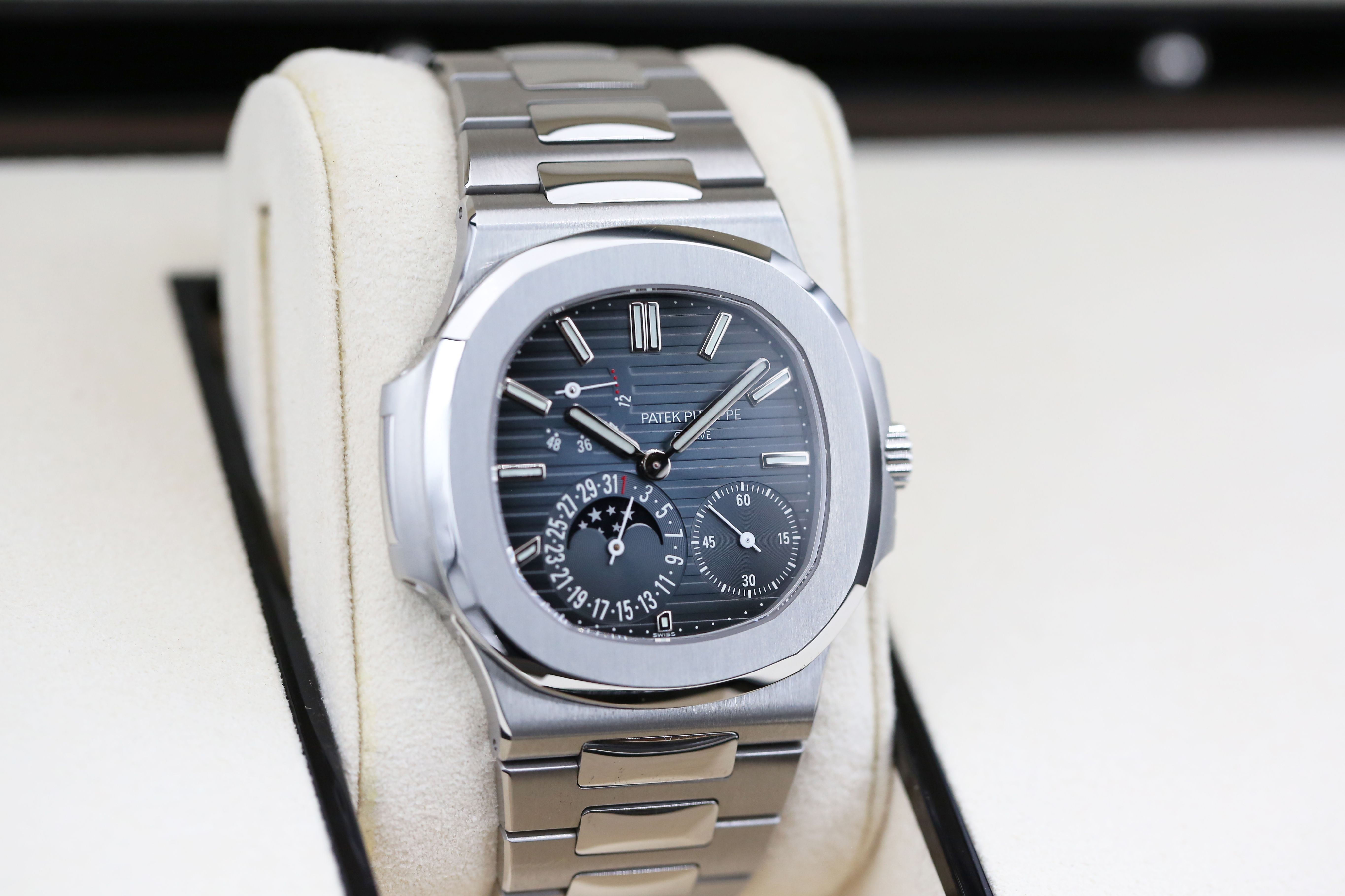 Patek Philippe Nautilus 5712/1A-001 Thumbnail 2
