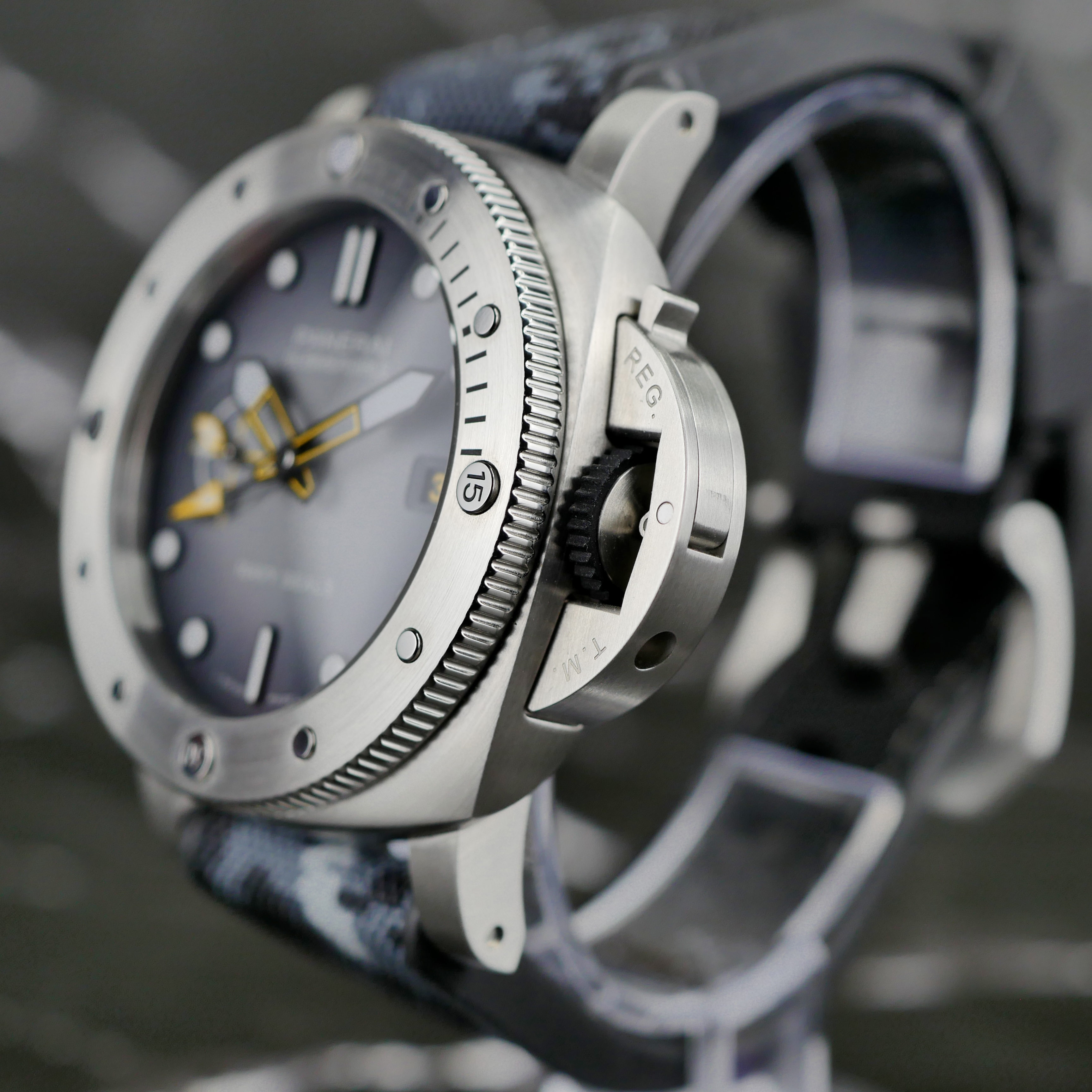 Panerai Submersible PAM01323 Thumbnail 2