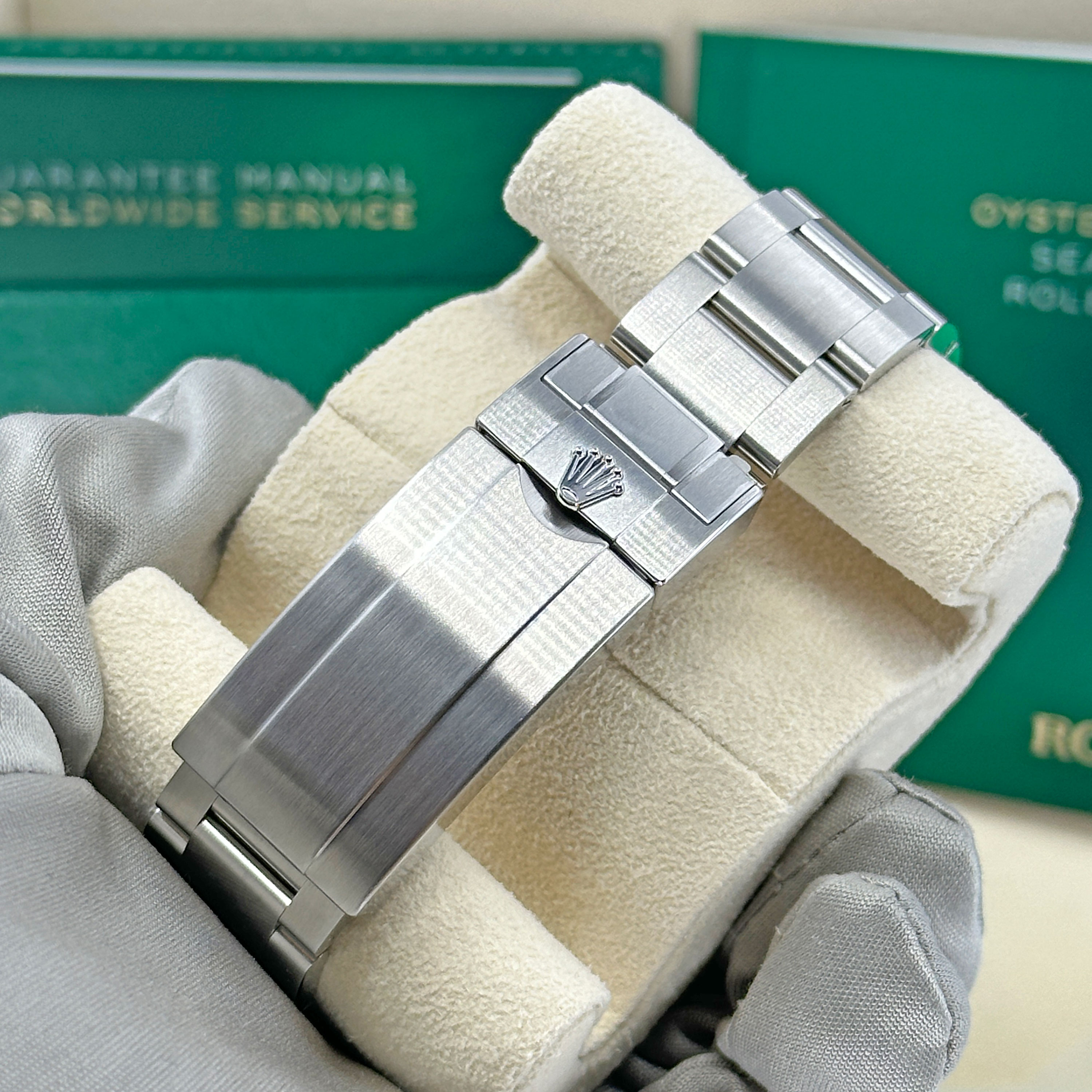 Rolex Sea-Dweller 126600 Thumbnail 4