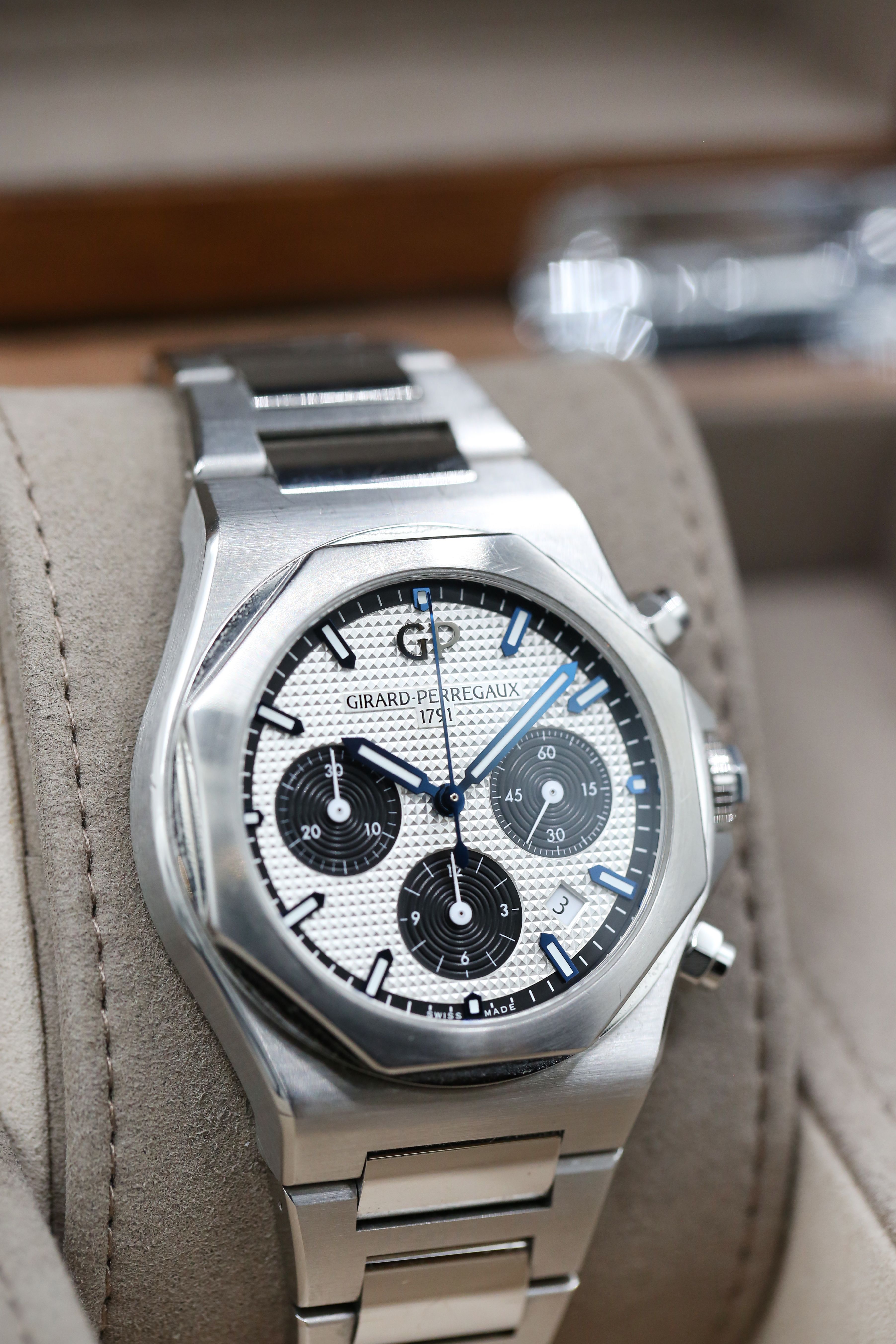 Girard Perregaux Laureato 81020-11-131-11A Thumbnail 2