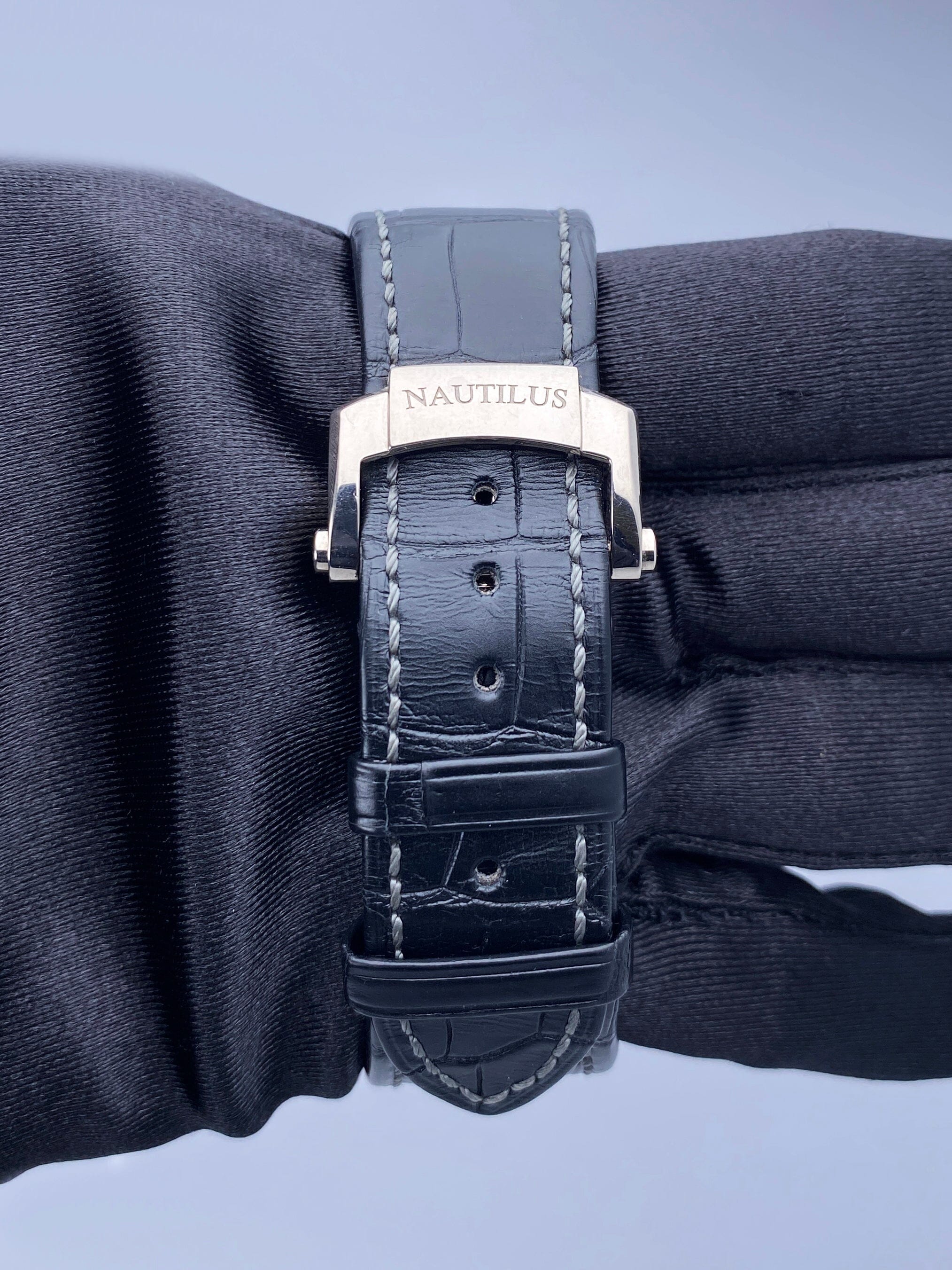 Patek Philippe Nautilus 5712G-001 Thumbnail 6