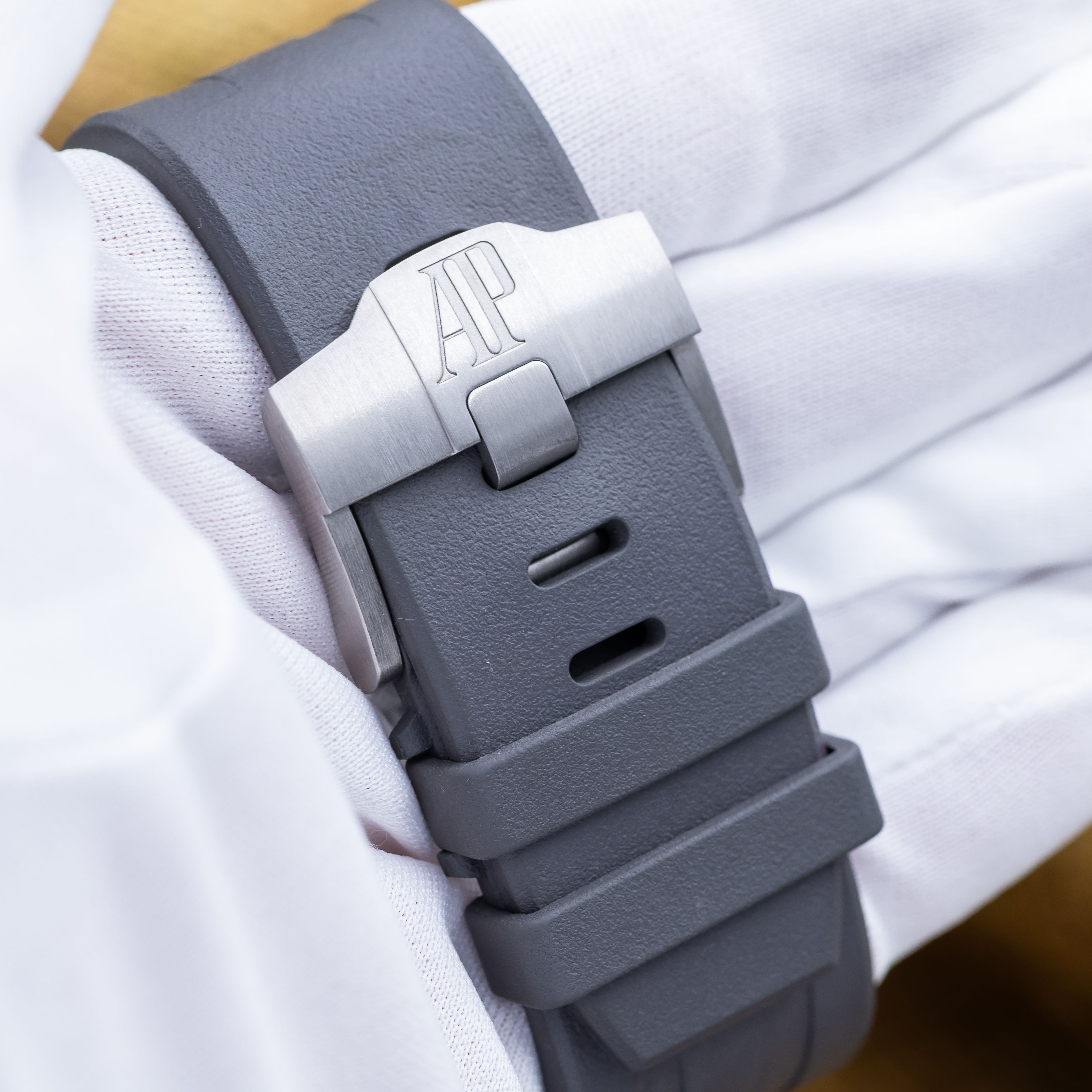 Audemars Piguet Royal Oak Offshore 26400IO.OO.A004CA.01 Thumbnail 3