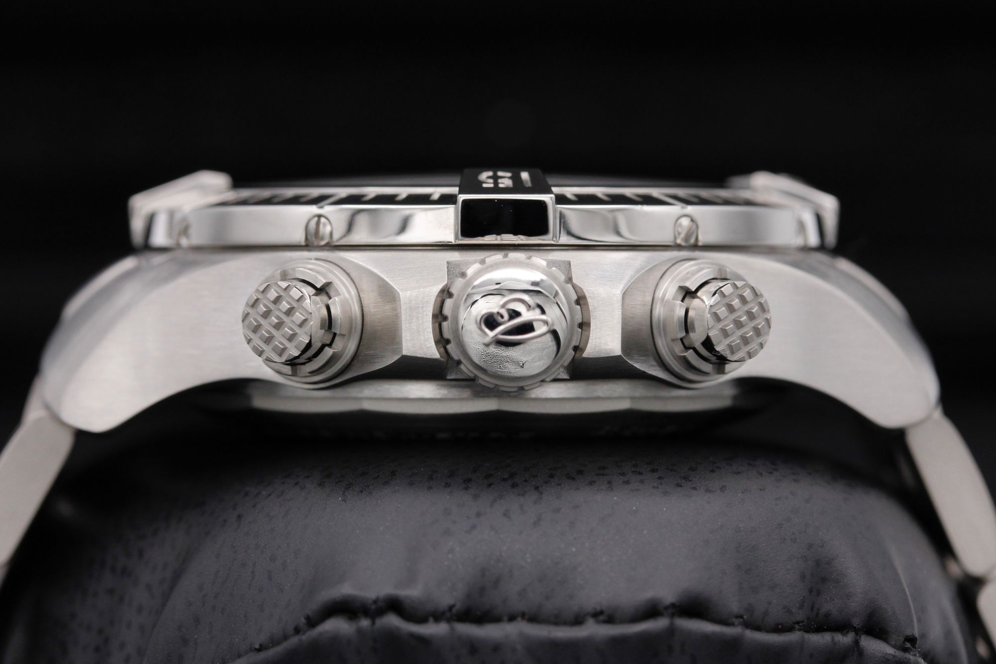 Breitling Avenger Chronograph 45 A24315 Thumbnail 3