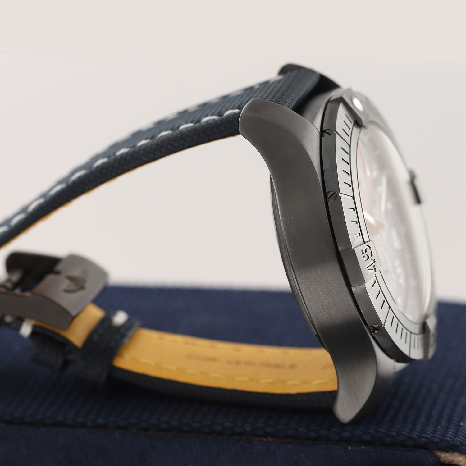 Breitling Super Avenger V13375 Thumbnail 3