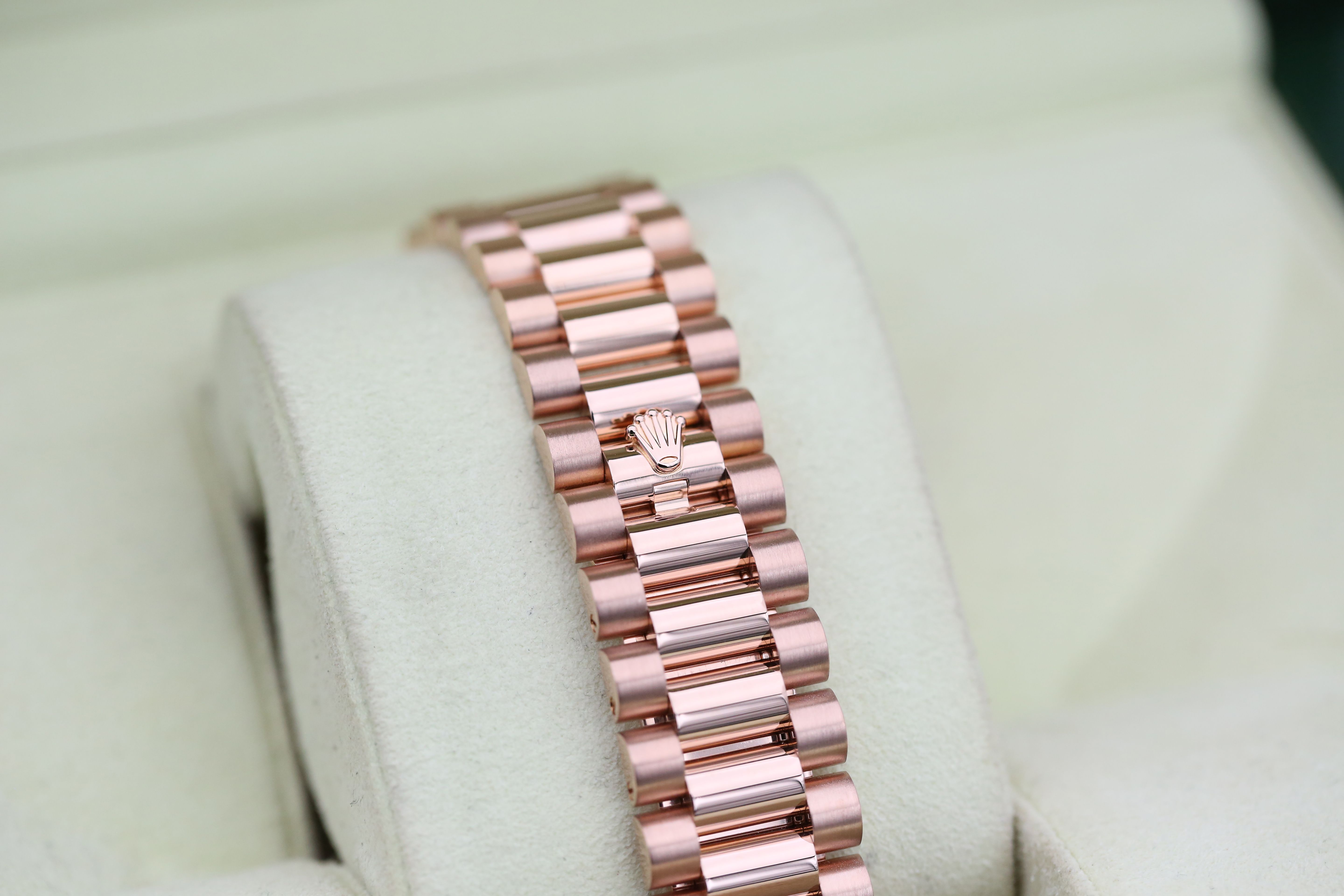 Rolex Day-Date II 218235 Thumbnail 3