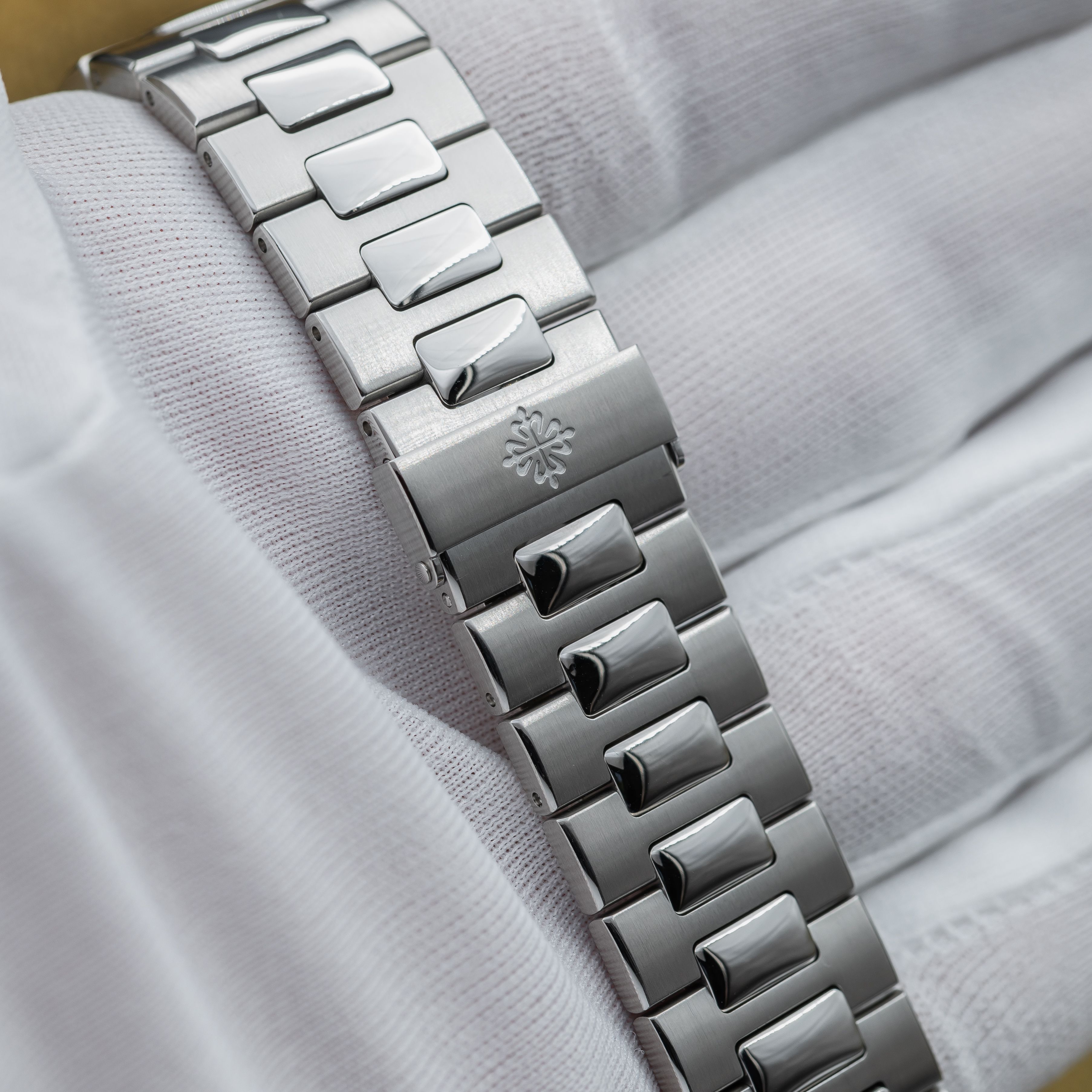 Patek Philippe Nautilus 5990/1A-001 Thumbnail 3