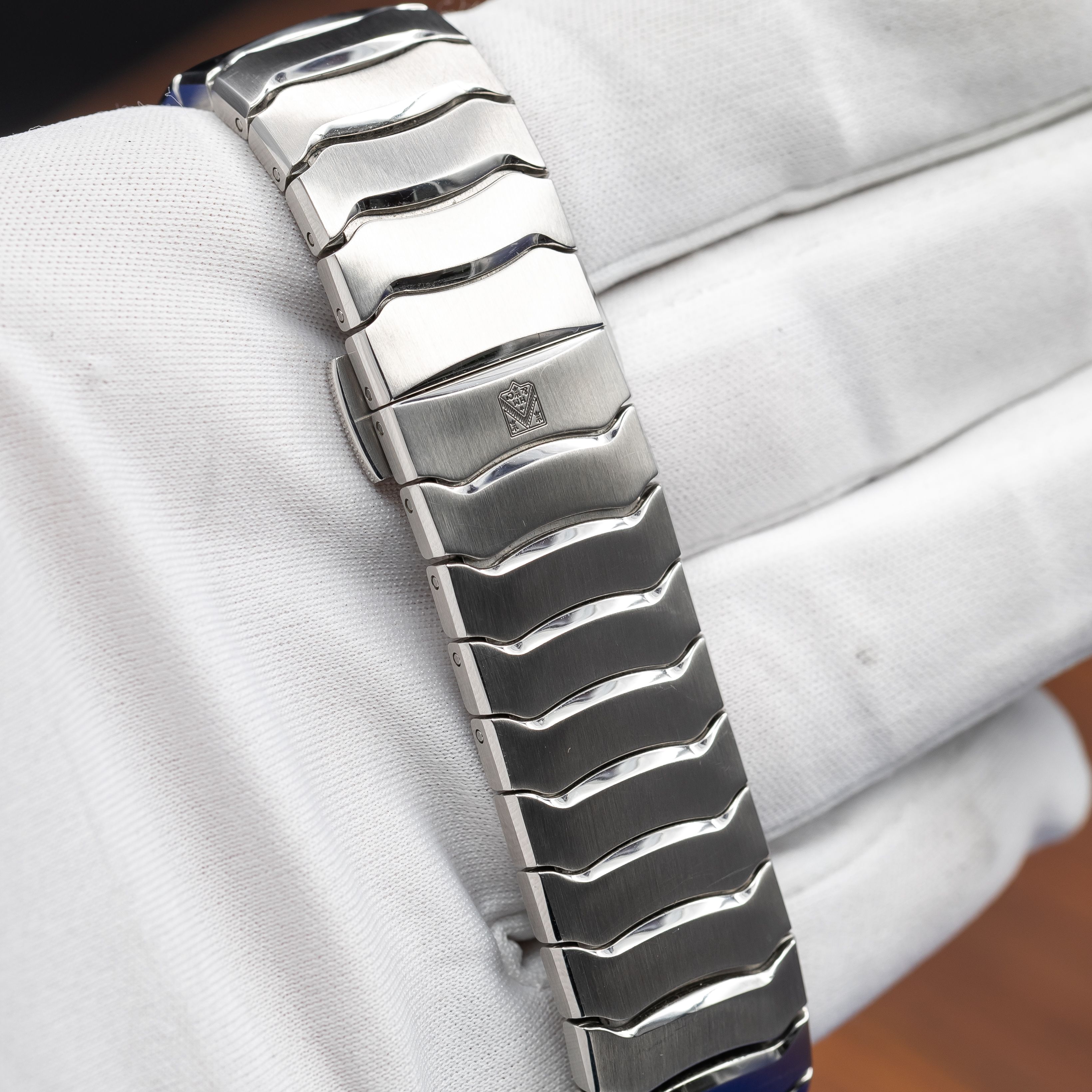 H. Moser and Cie Streamliner 6200-1200 Thumbnail 3