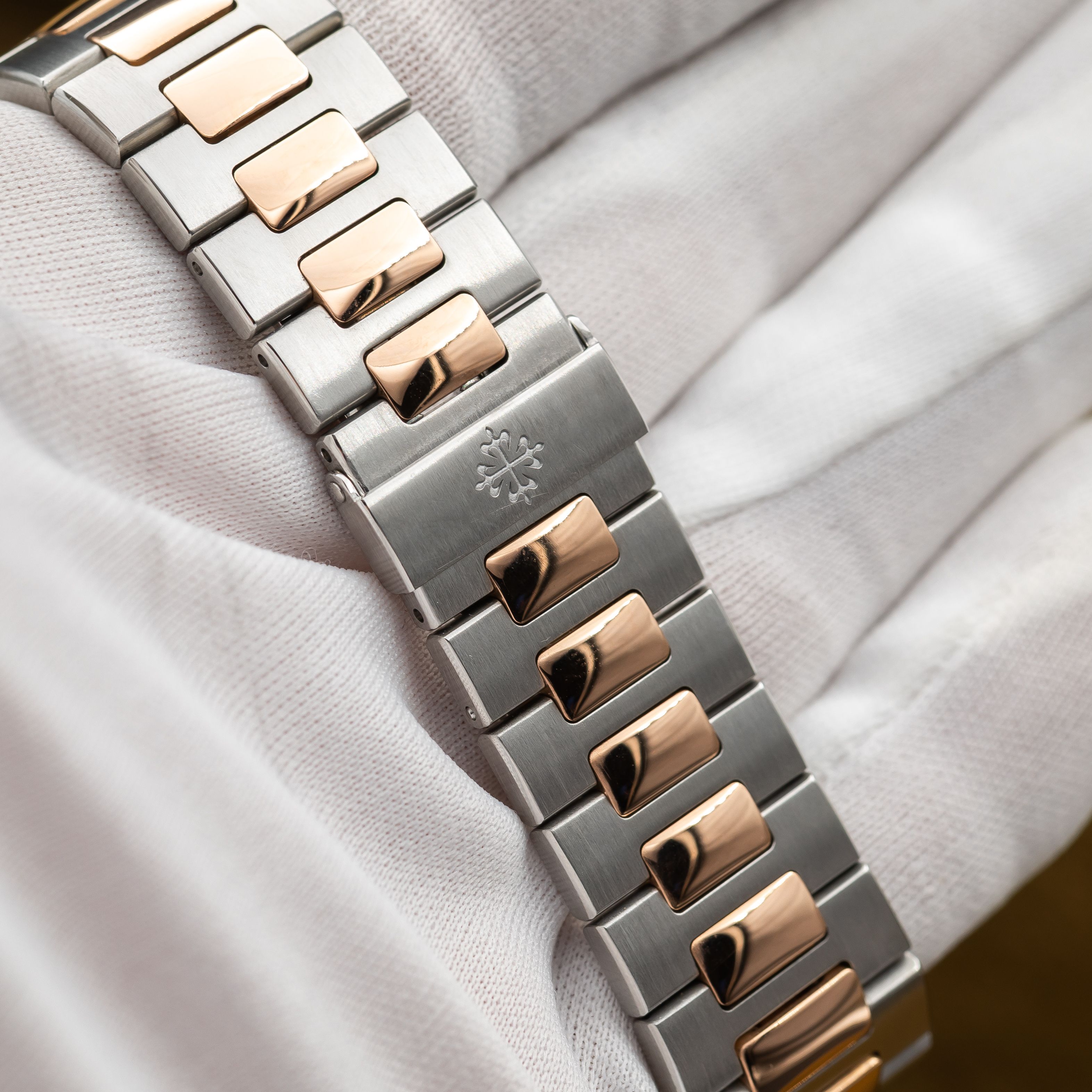 Patek Philippe Nautilus 5980/1AR-001 Thumbnail 3