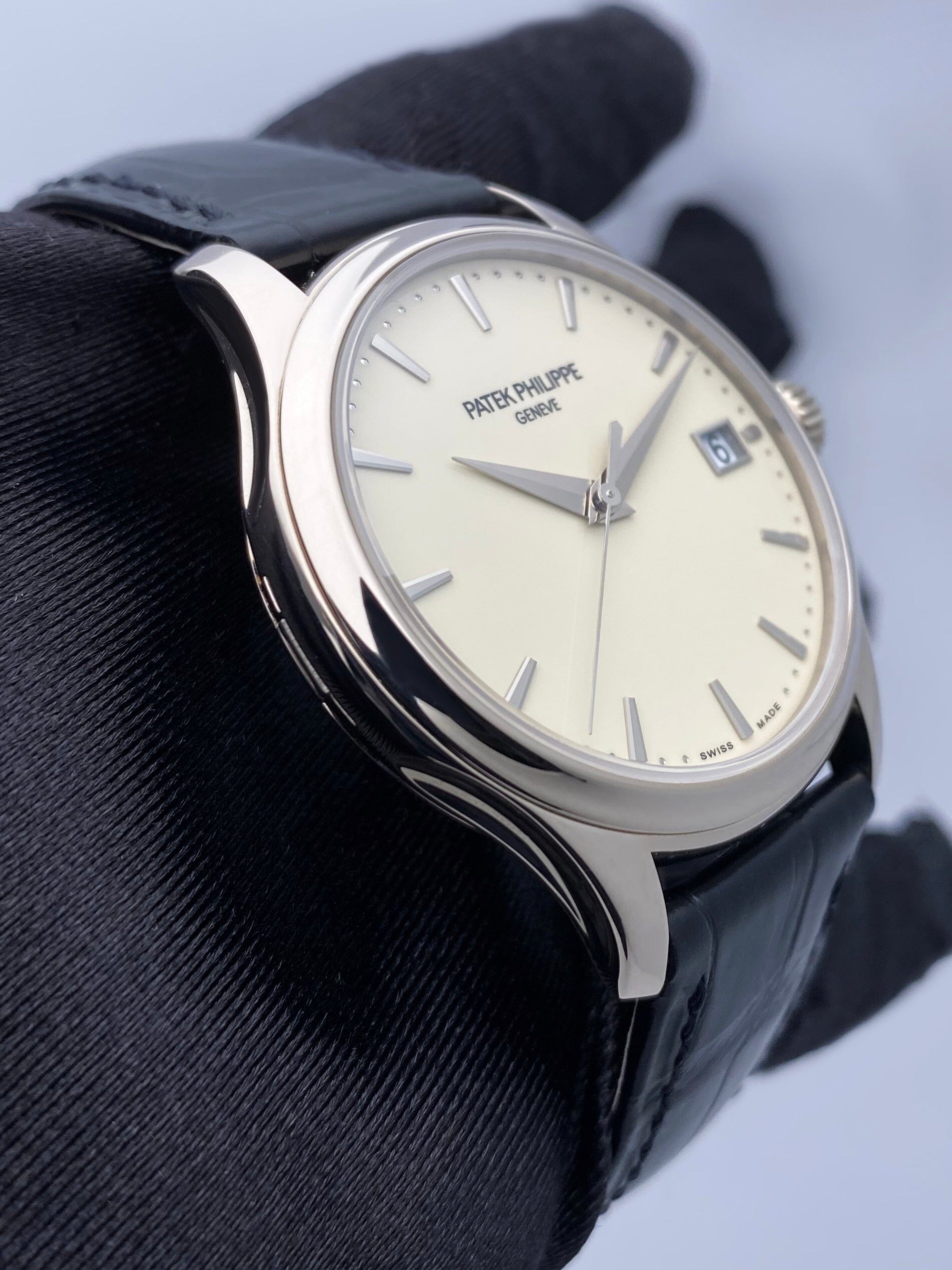 Patek Philippe Calatrava 5227G-001 Thumbnail 4