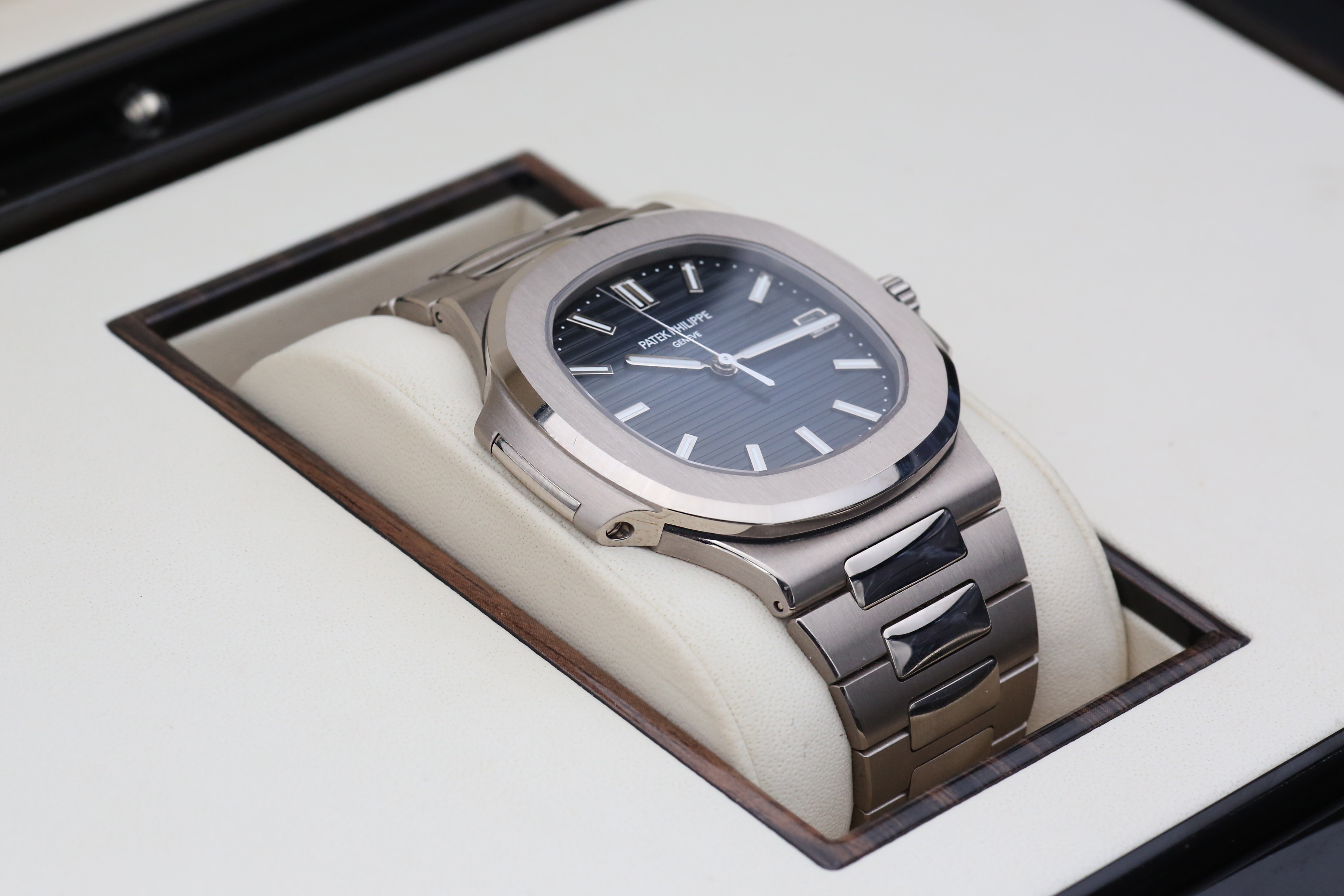 Patek Philippe Nautilus 5811/1G-001 Thumbnail 5