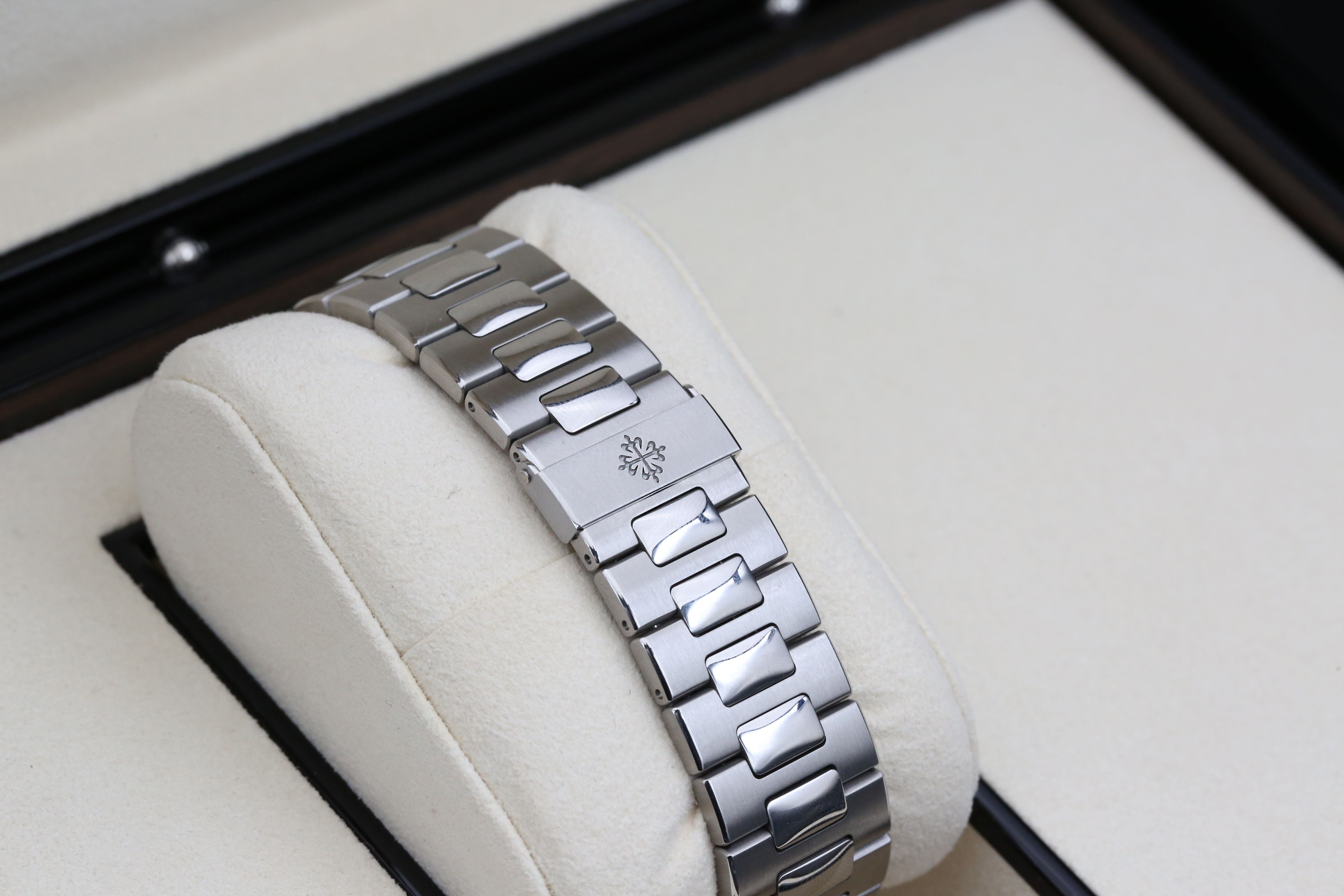 Patek Philippe Nautilus 5712/1A-001 Thumbnail 3