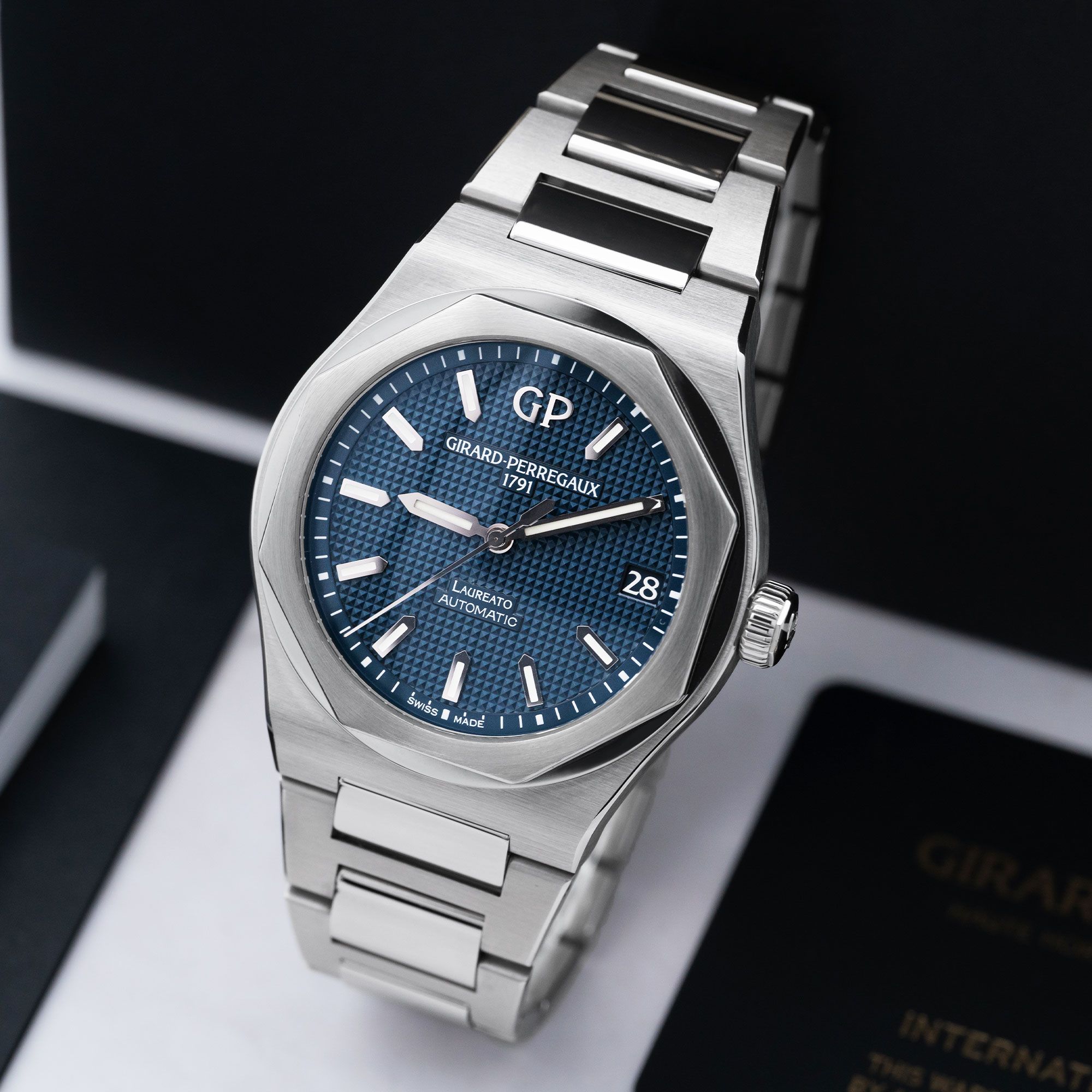 Girard Perregaux Laureato 81010-11-431-11A Thumbnail 2
