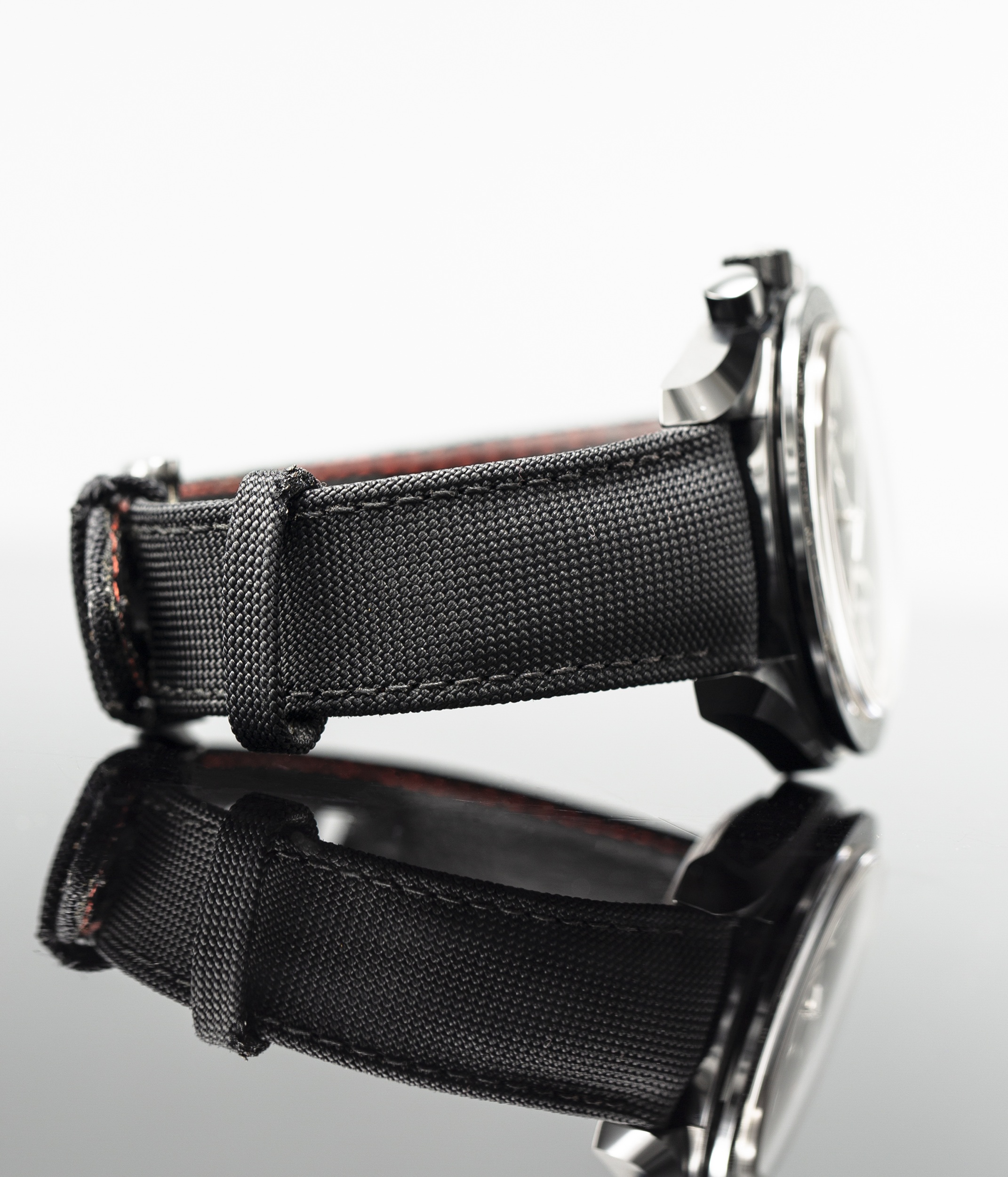 Omega Speedmaster Dark Side of the Moon 311.92.44.51.01.003 Thumbnail 2